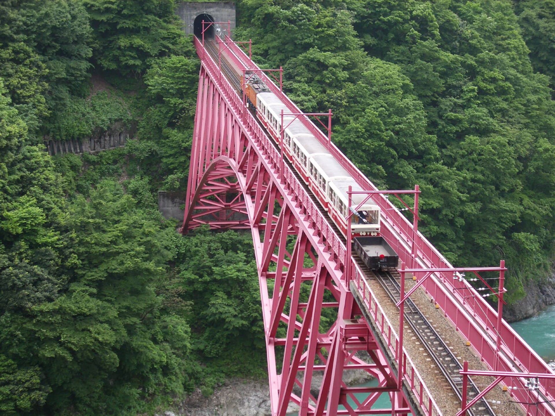 新山彦桥：新山彦桥：Wikimedia Commons 文件「Kurobe Gorge Railway2.jpg」中的桥梁实景。