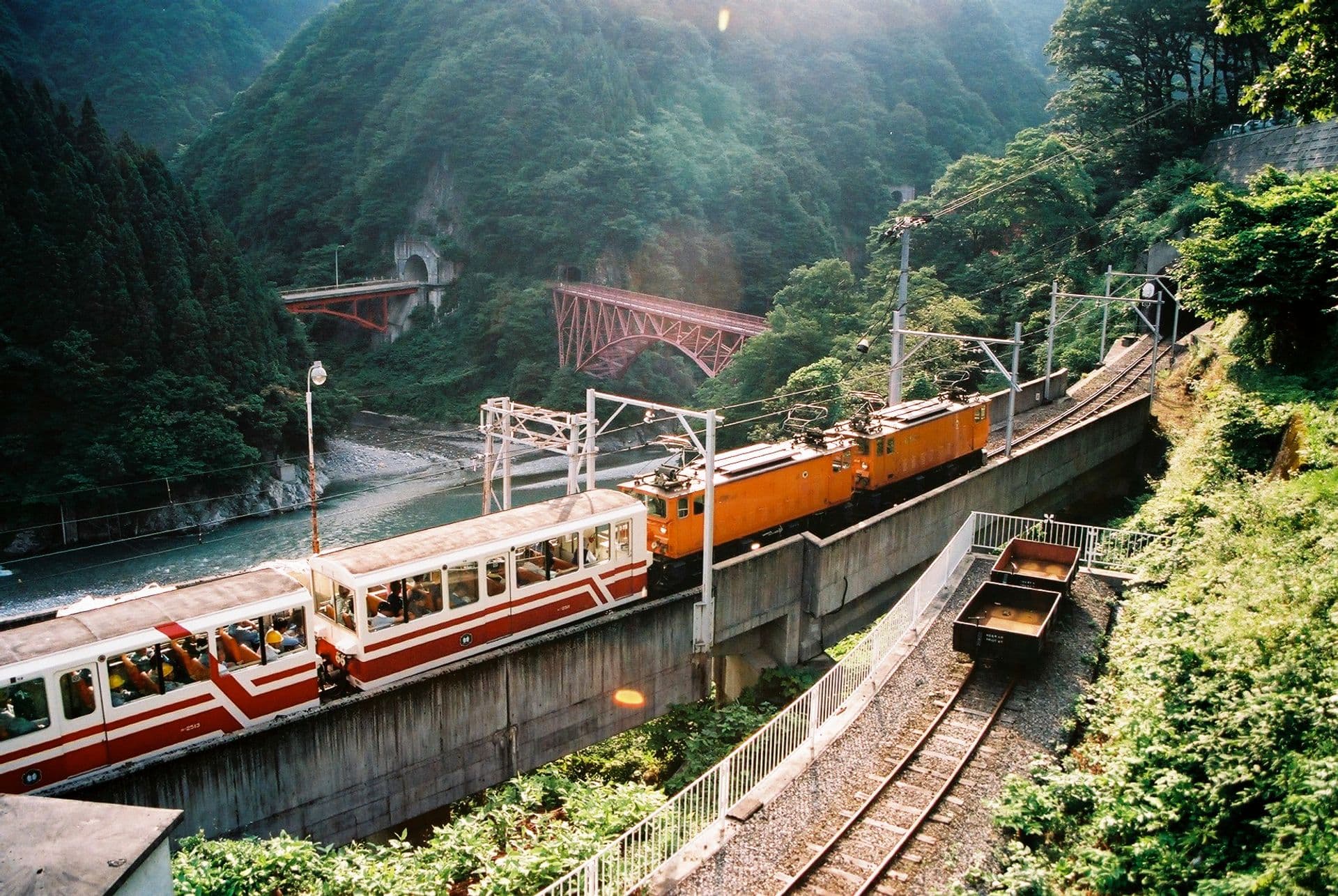 新山彦桥：新山彦桥：Wikimedia Commons 文件「Kurobe Gorge Railway 07.jpg」中的桥梁实景。