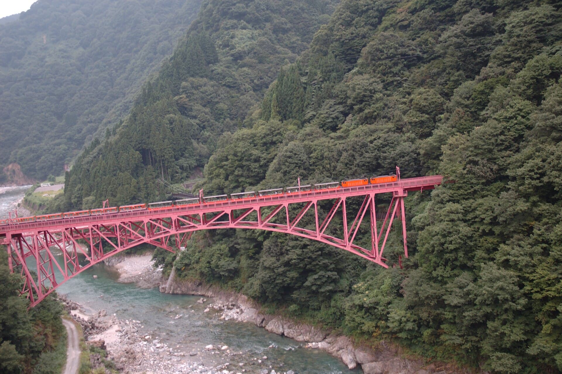 新山彦桥：新山彦桥：Wikimedia Commons 文件「Kurobe Gorge Train on the Bridge.JPG」中的桥梁实景。