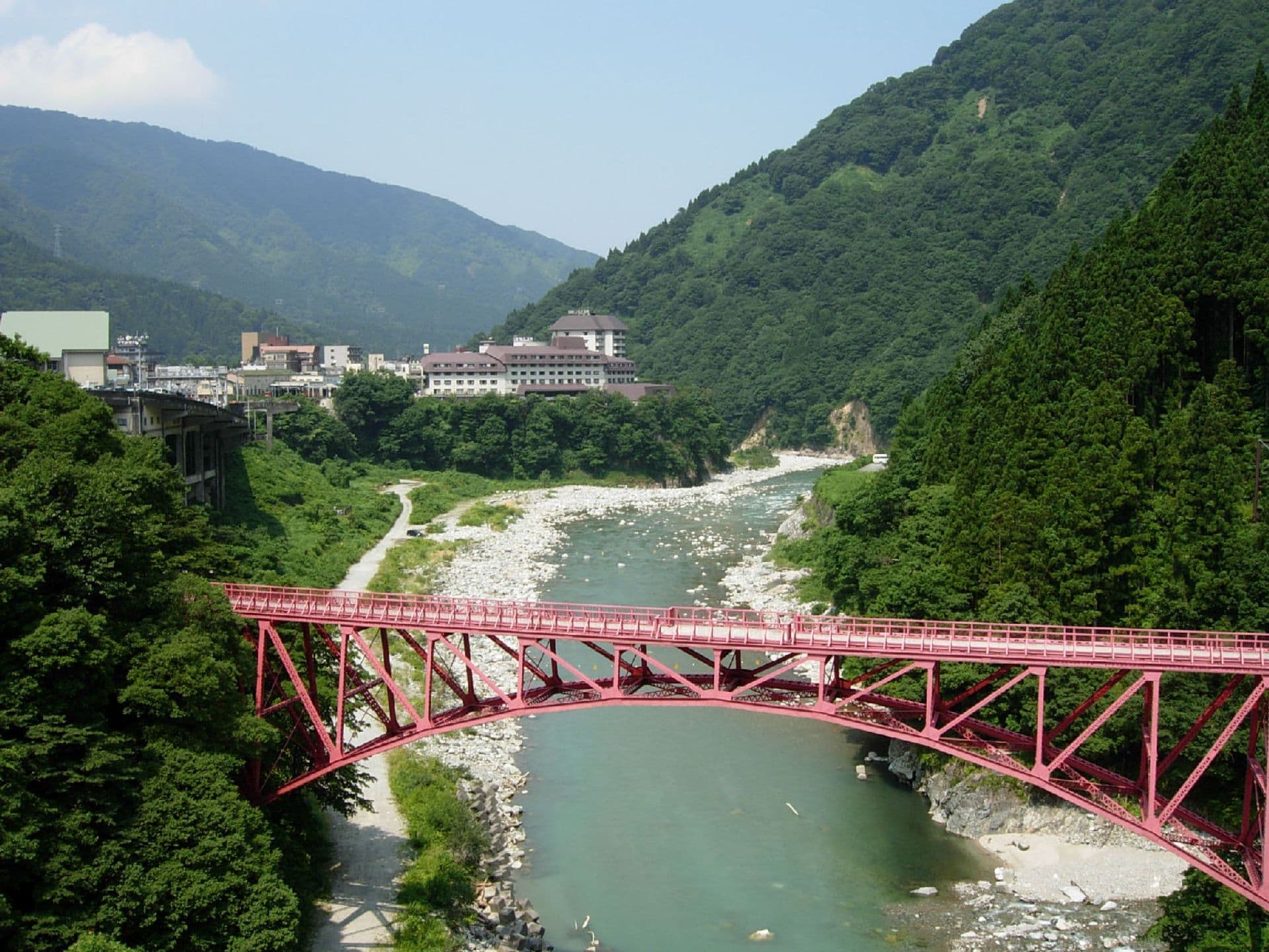 新山彦桥：新山彦桥：Wikimedia Commons 文件「New Yamabiko Bridge.jpg」中的桥梁实景。