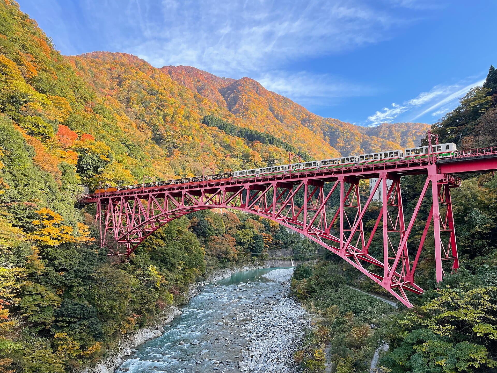 新山彦桥：新山彦桥：Wikimedia Commons 文件「Shin Yamabiko bridge and Kurobe Torokko railway.jpg」中的桥梁实景。