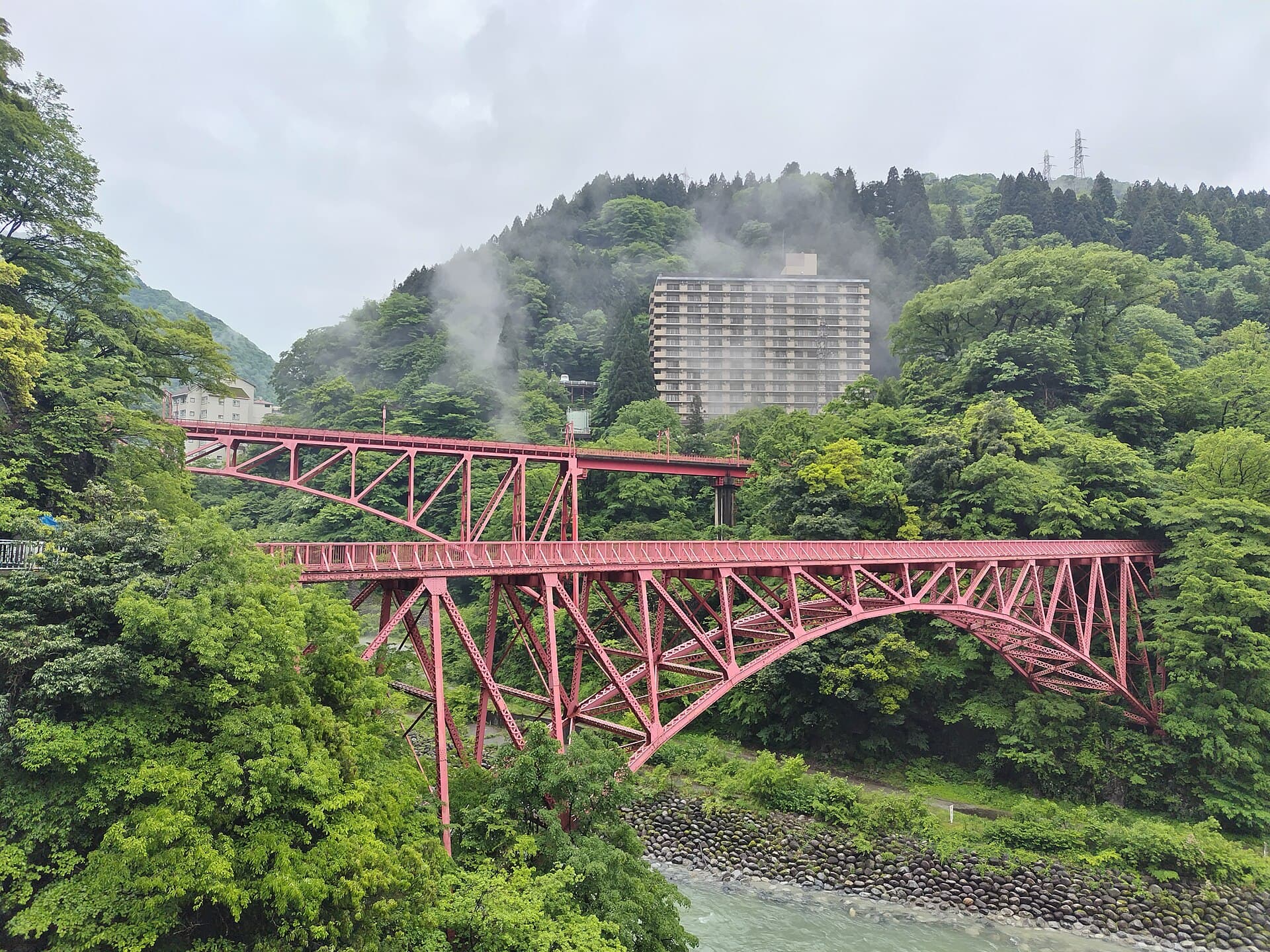 新山彦桥：新山彦桥：Wikimedia Commons 文件「Yamabiko Bridge and Shin-Yamabiko Bridge 01.jpg」中的桥梁实景。