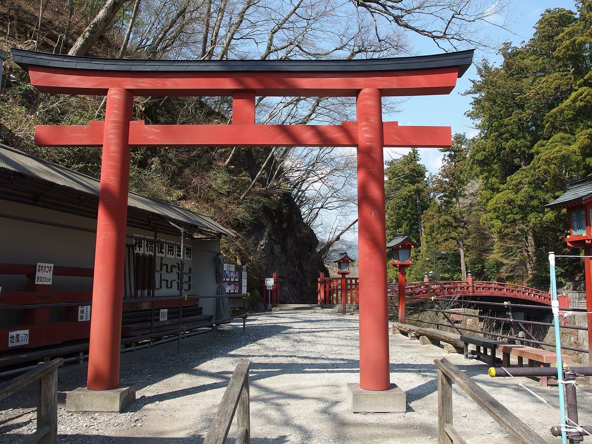 神桥：神桥：Wikimedia Commons 文件「Japan - Tochigi, Nikko Shinkyo & Futarasan shrine torii.jpg」中的桥梁实景。