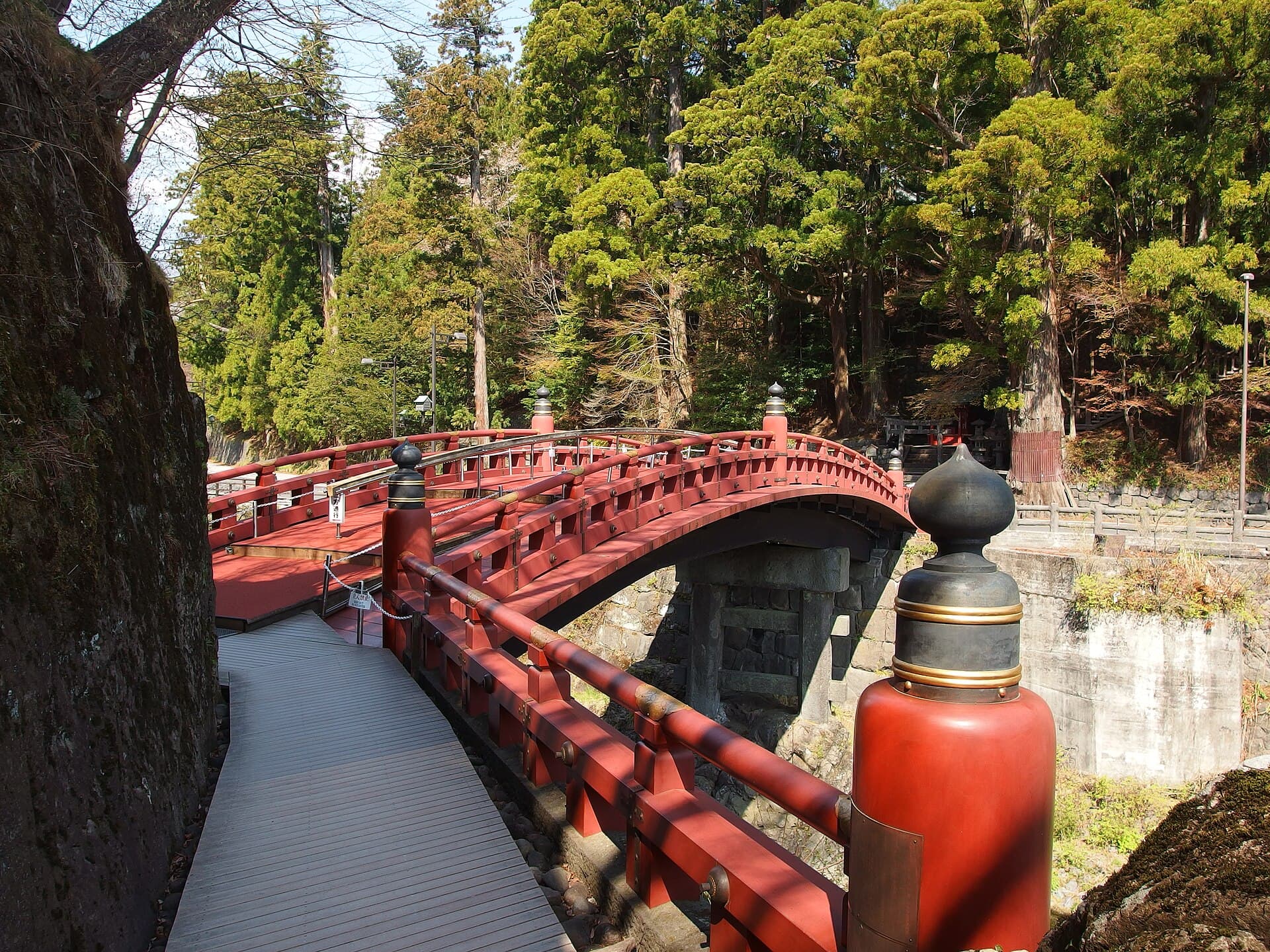 神桥：神桥：Wikimedia Commons 文件「Japan - Tochigi, Nikko Shinkyo - april 2014.jpg」中的桥梁实景。
