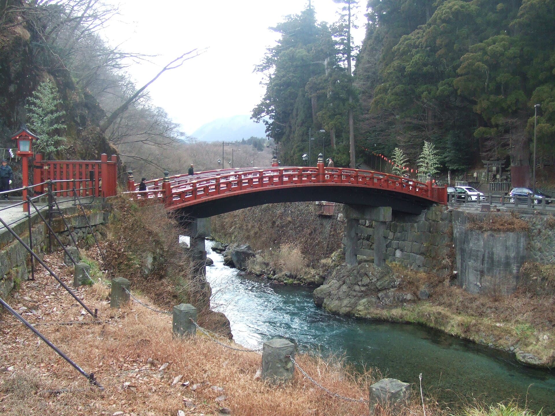 神桥：神桥：Wikimedia Commons 文件「Japan - Tochigi, Nikko Shinkyo - january 2009.jpg」中的桥梁实景。