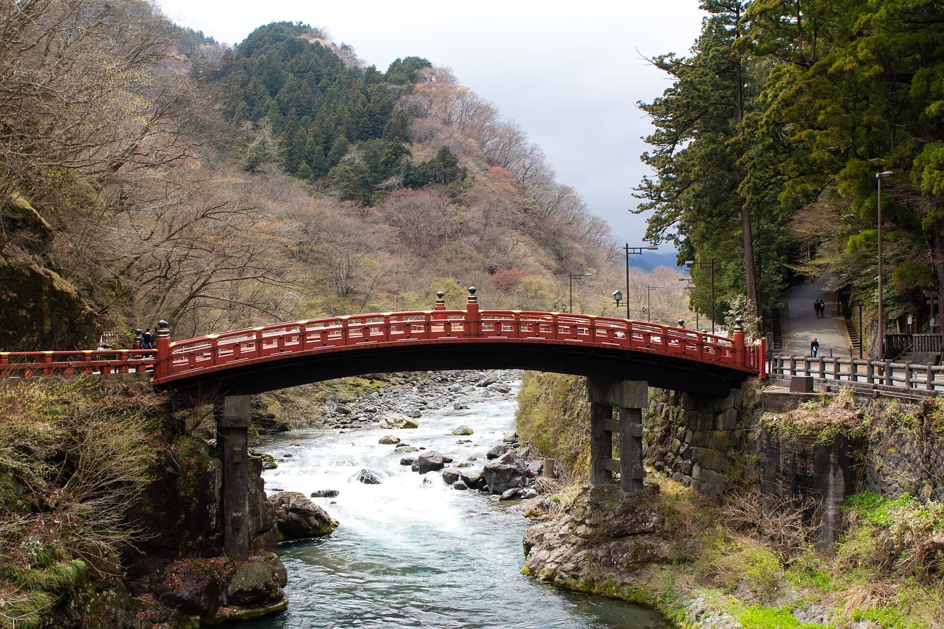 神桥：神桥：Wikimedia Commons 文件「Japan 140416 Nikko 01.jpg」中的桥梁实景。