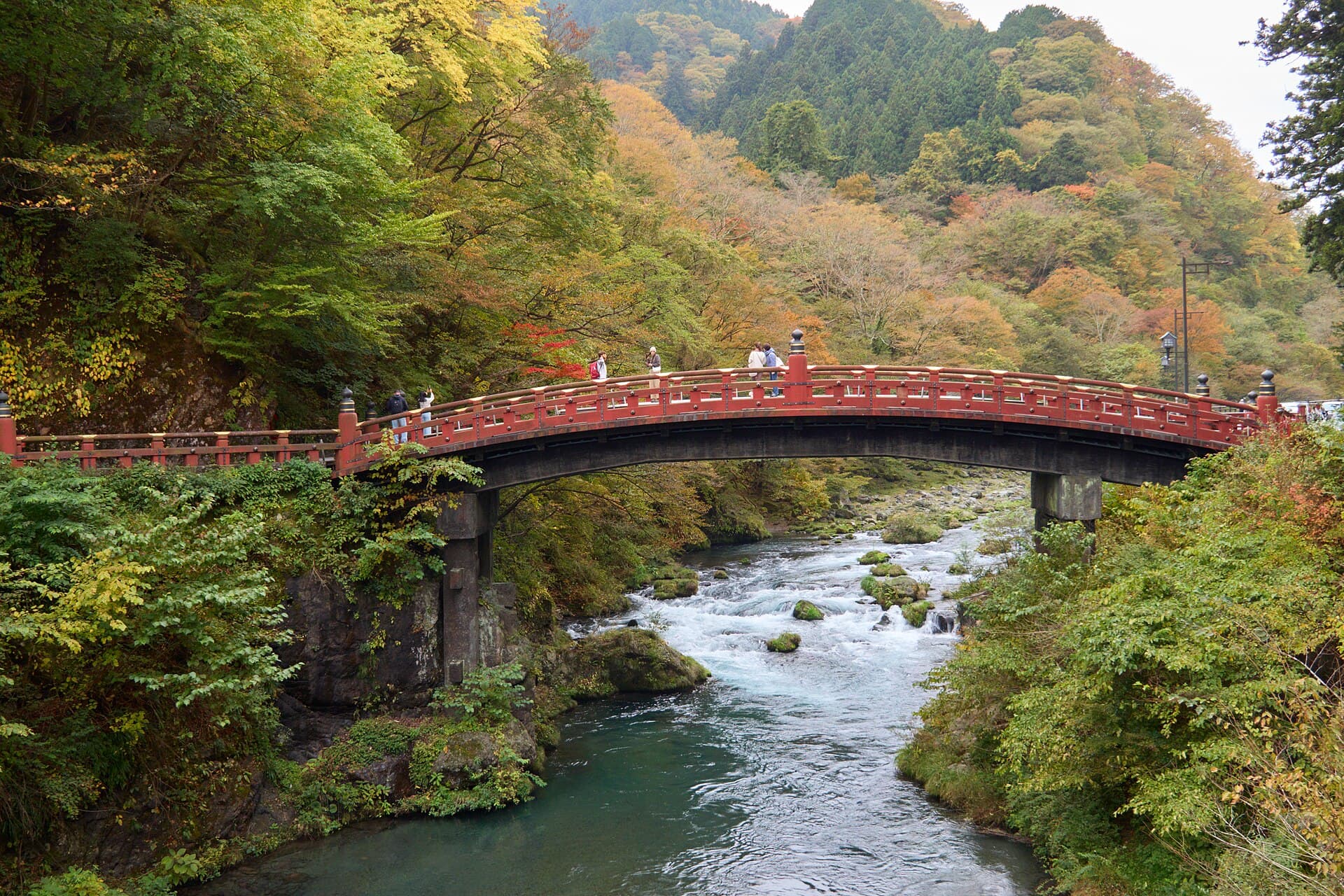 神桥：神桥：Wikimedia Commons 文件「Nikko - Nikko7911.jpg」中的桥梁实景。