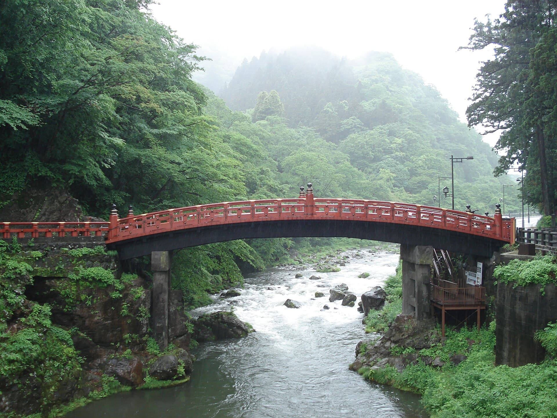 神桥：神桥：Wikimedia Commons 文件「Nikko Bridge.JPG」中的桥梁实景。