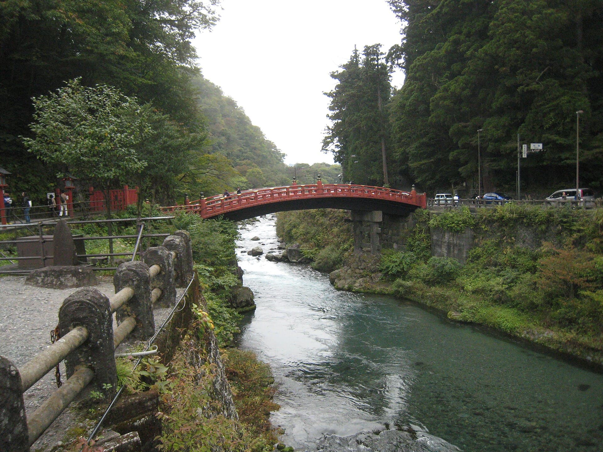 神桥：神桥：Wikimedia Commons 文件「Nikko Shinkyo Bridge.JPG」中的桥梁实景。