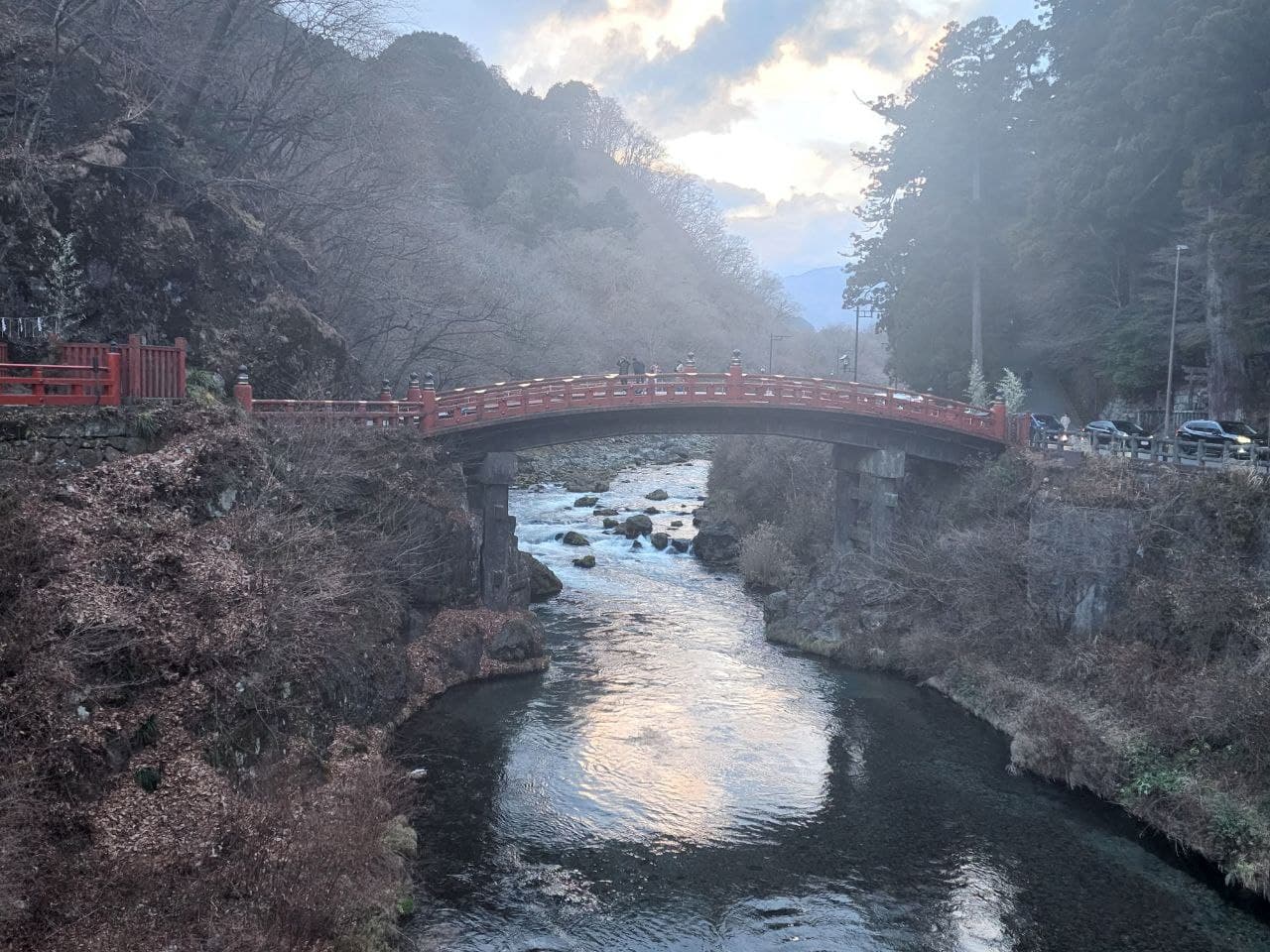 神桥：神桥：Wikimedia Commons 文件「Shinkyo bridge of Nikko - January 2024.jpg」中的桥梁实景。
