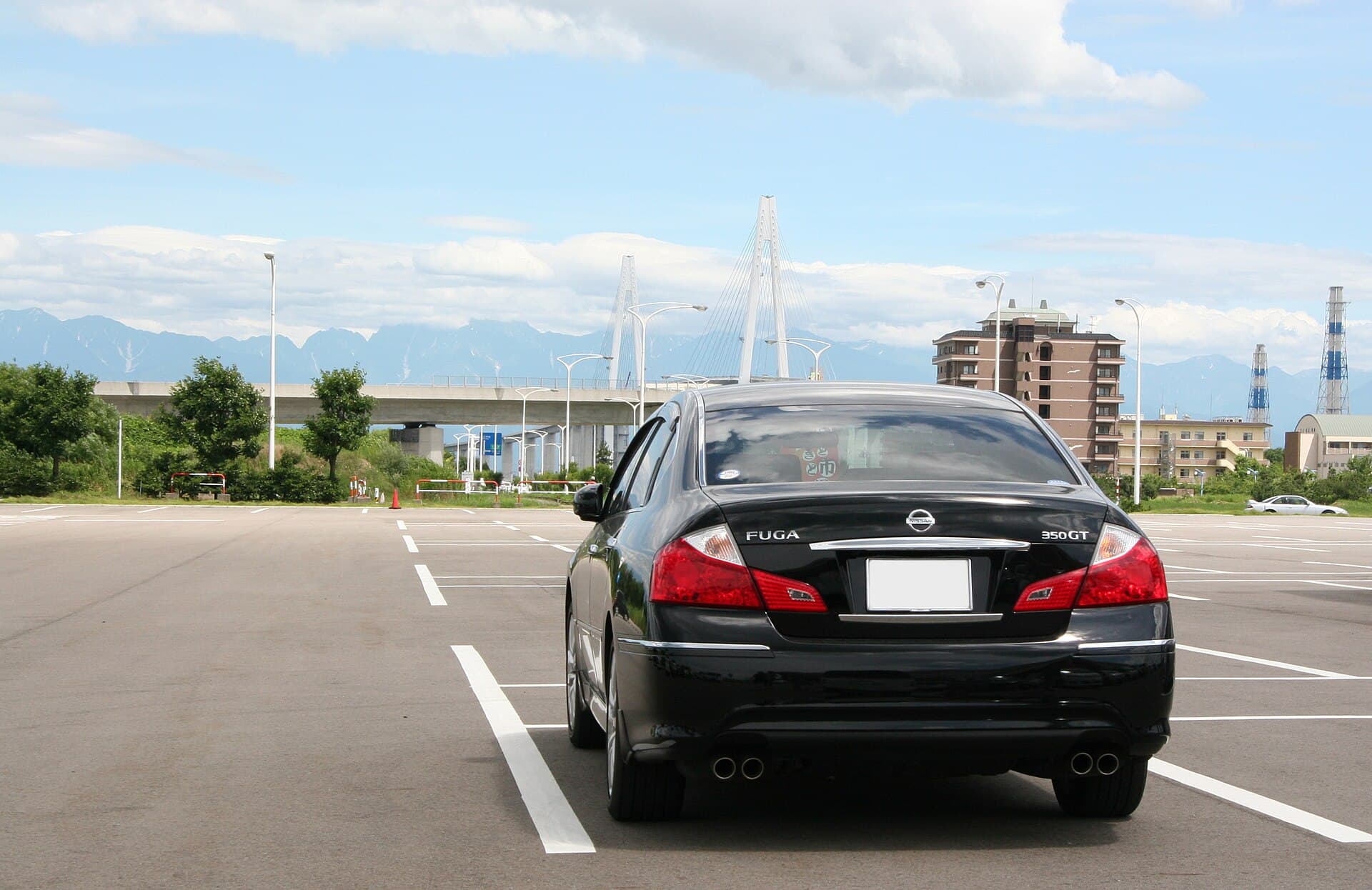 新湊大桥：新湊大桥：Wikimedia Commons 文件「Nissan Fuga 350GT and Shinminato Bridge 20120716.jpg」中的桥梁实景。