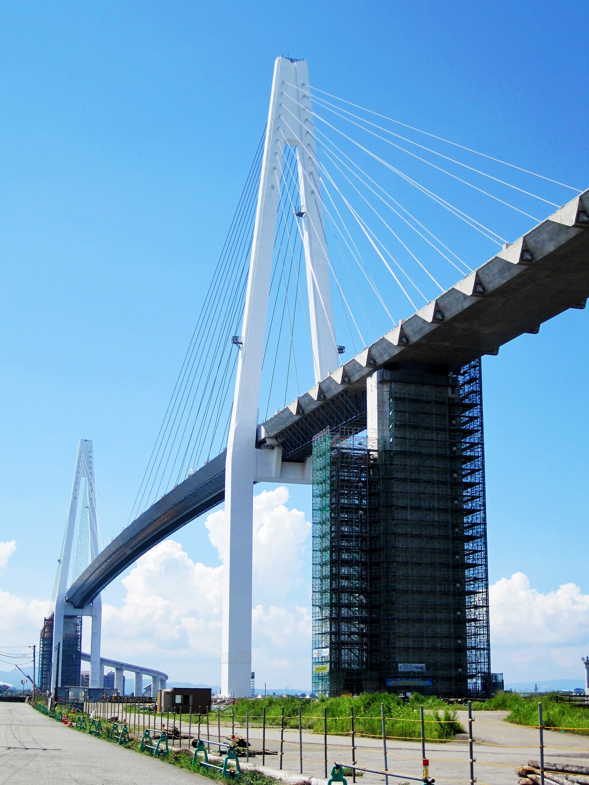 新湊大桥：新湊大桥：Wikimedia Commons 文件「Shinminato Bridge 20110807133445.jpg」中的桥梁实景。