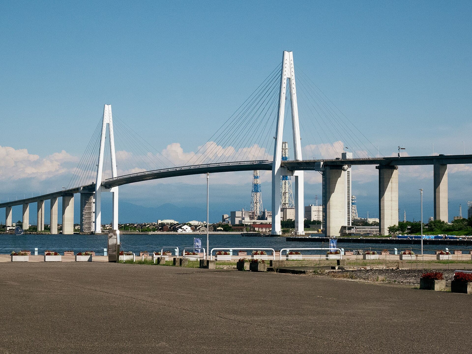 新湊大桥：新湊大桥：Wikimedia Commons 文件「Shinminato Bridge, Imizu, Toyama - Aug 9, 2024 (1).jpg」中的桥梁实景。