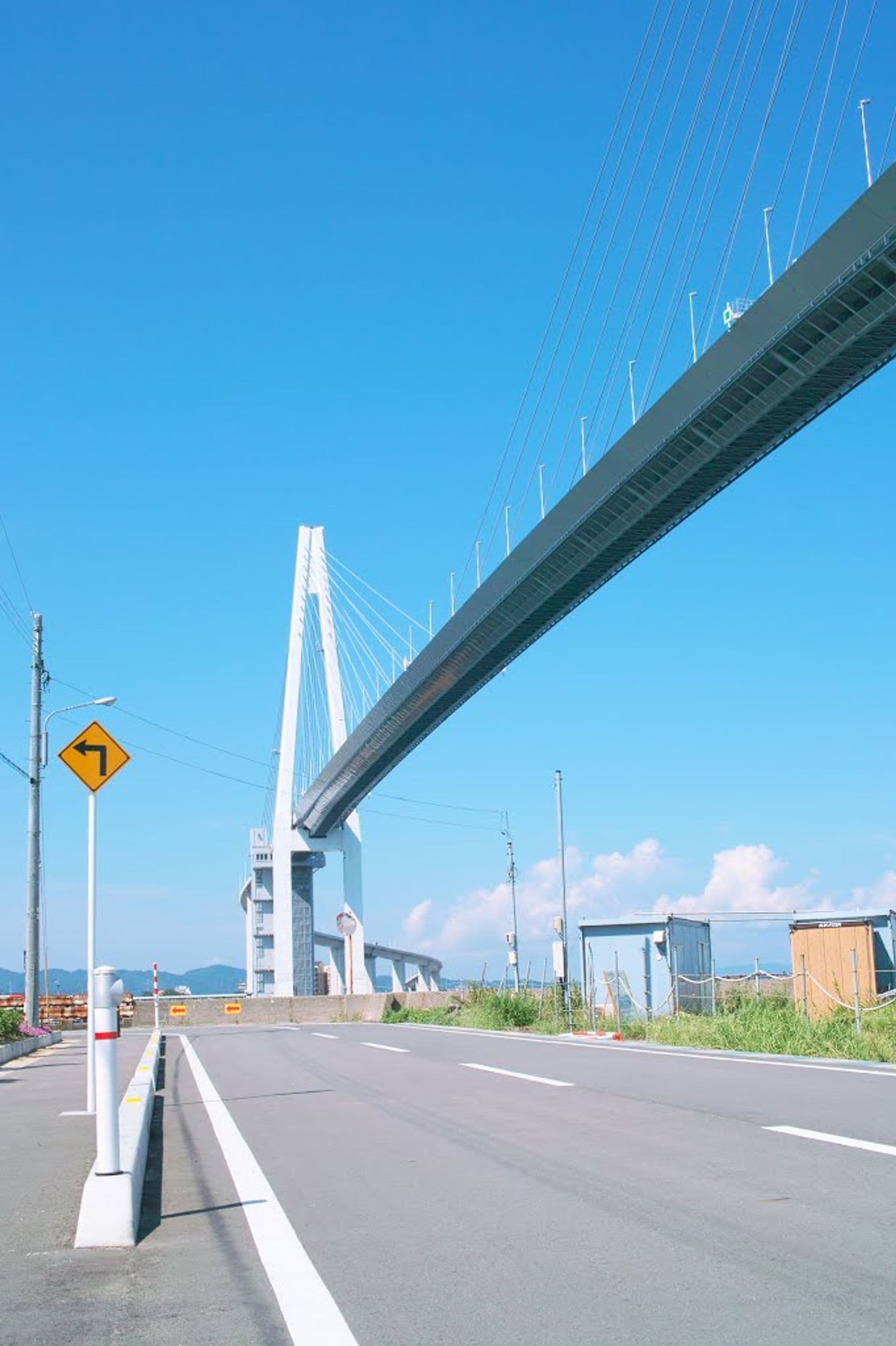 新湊大桥：新湊大桥：Wikimedia Commons 文件「Shinminato Bridge, Toyama Prefecture 1.jpg」中的桥梁实景。