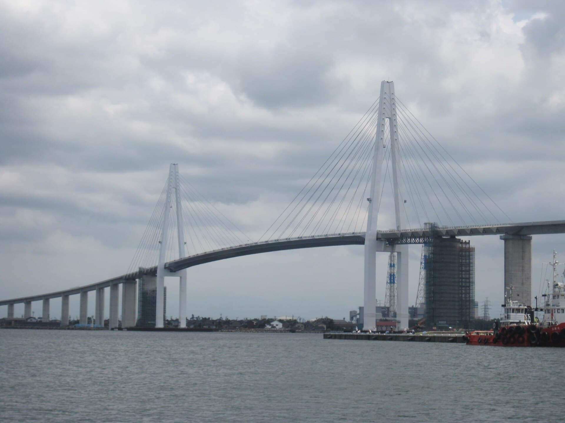 新湊大桥：新湊大桥：Wikimedia Commons 文件「Shinminato Bridge.jpg」中的桥梁实景。