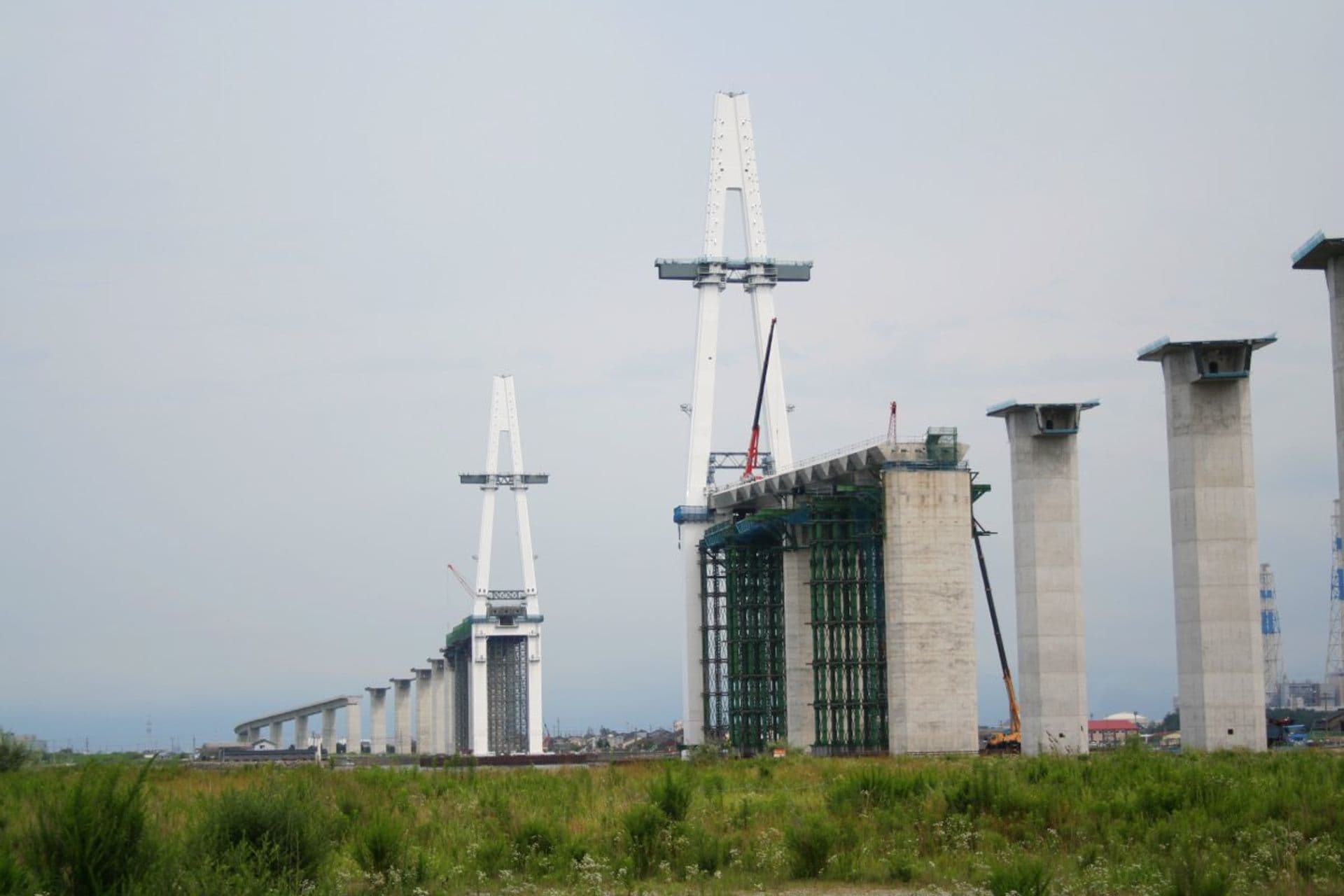 新湊大桥：新湊大桥：Wikimedia Commons 文件「Shinminato Bridge1.jpg」中的桥梁实景。