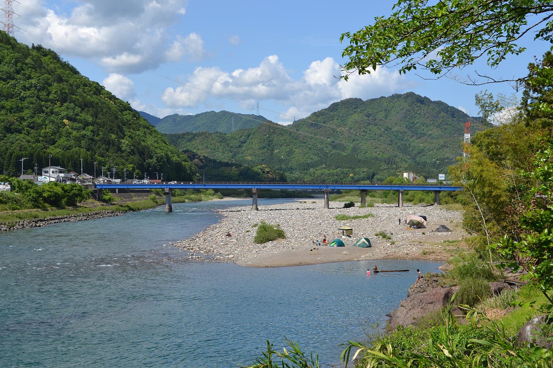 新美浓桥：新美浓桥：Wikimedia Commons 文件「Shinmino Bridge 20220507.jpg」中的桥梁实景。