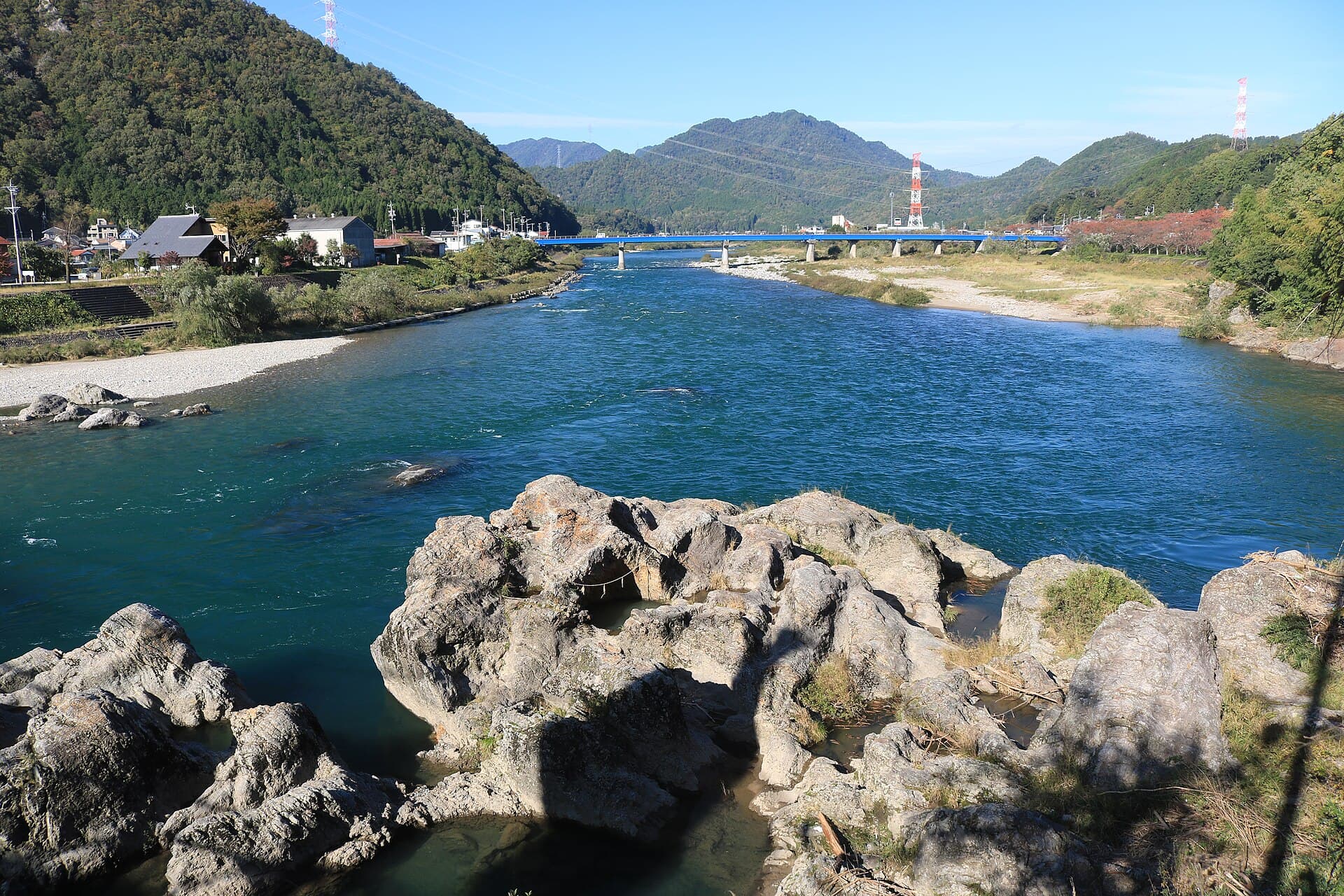 新美浓桥：新美浓桥：Wikimedia Commons 文件「Shinmino Bridge from Mino Bridge.jpg」中的桥梁实景。
