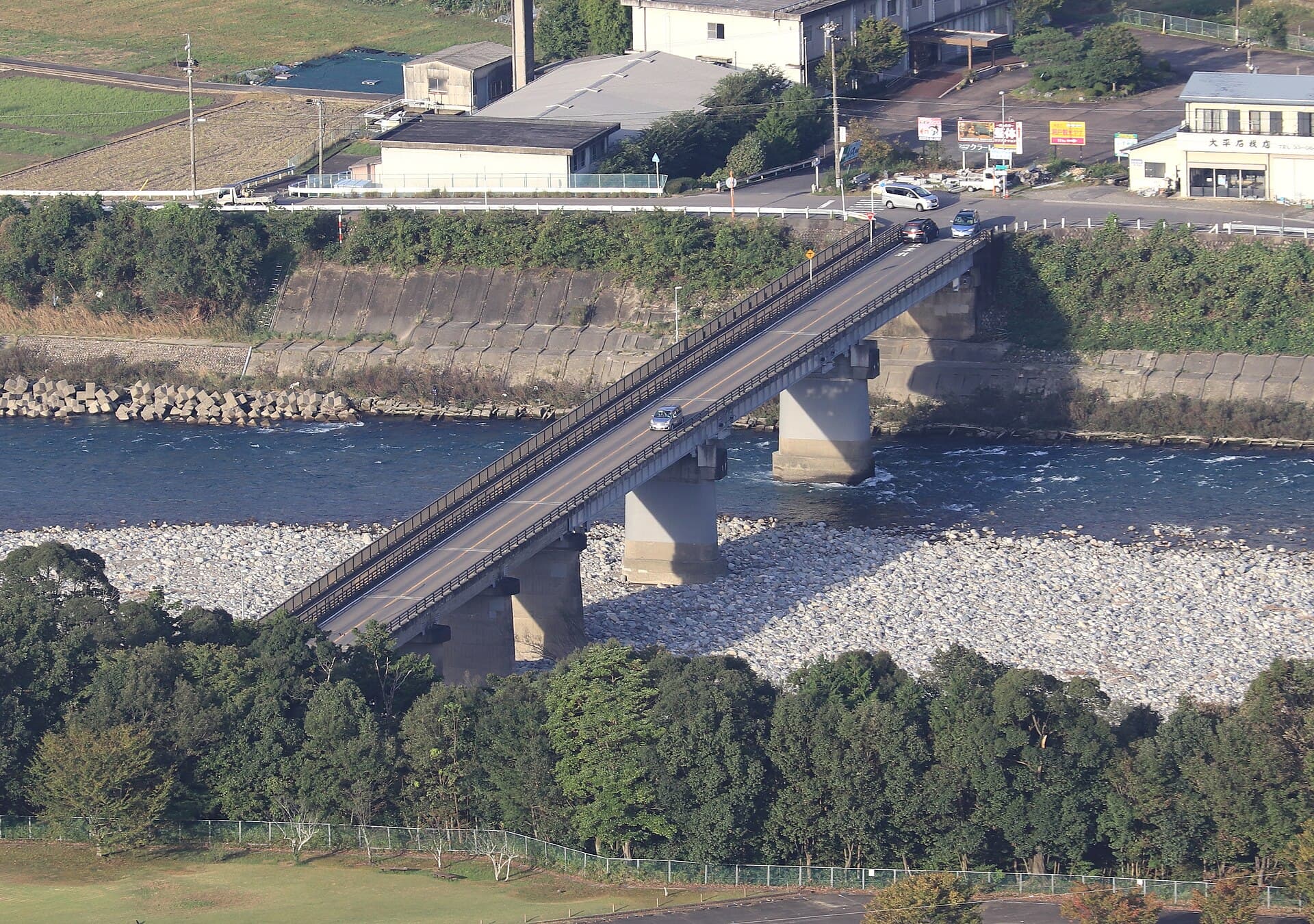 新美浓桥：新美浓桥：Wikimedia Commons 文件「Shinmino Bridge from Mount Kojo.jpg」中的桥梁实景。