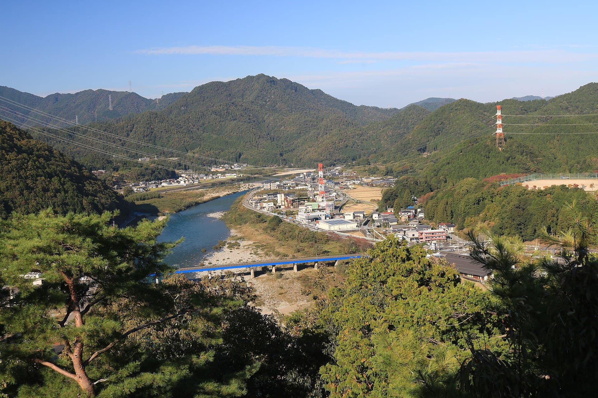 新美浓桥：新美浓桥：Wikimedia Commons 文件「Shinmino Bridge from Mount Ogura.jpg」中的桥梁实景。