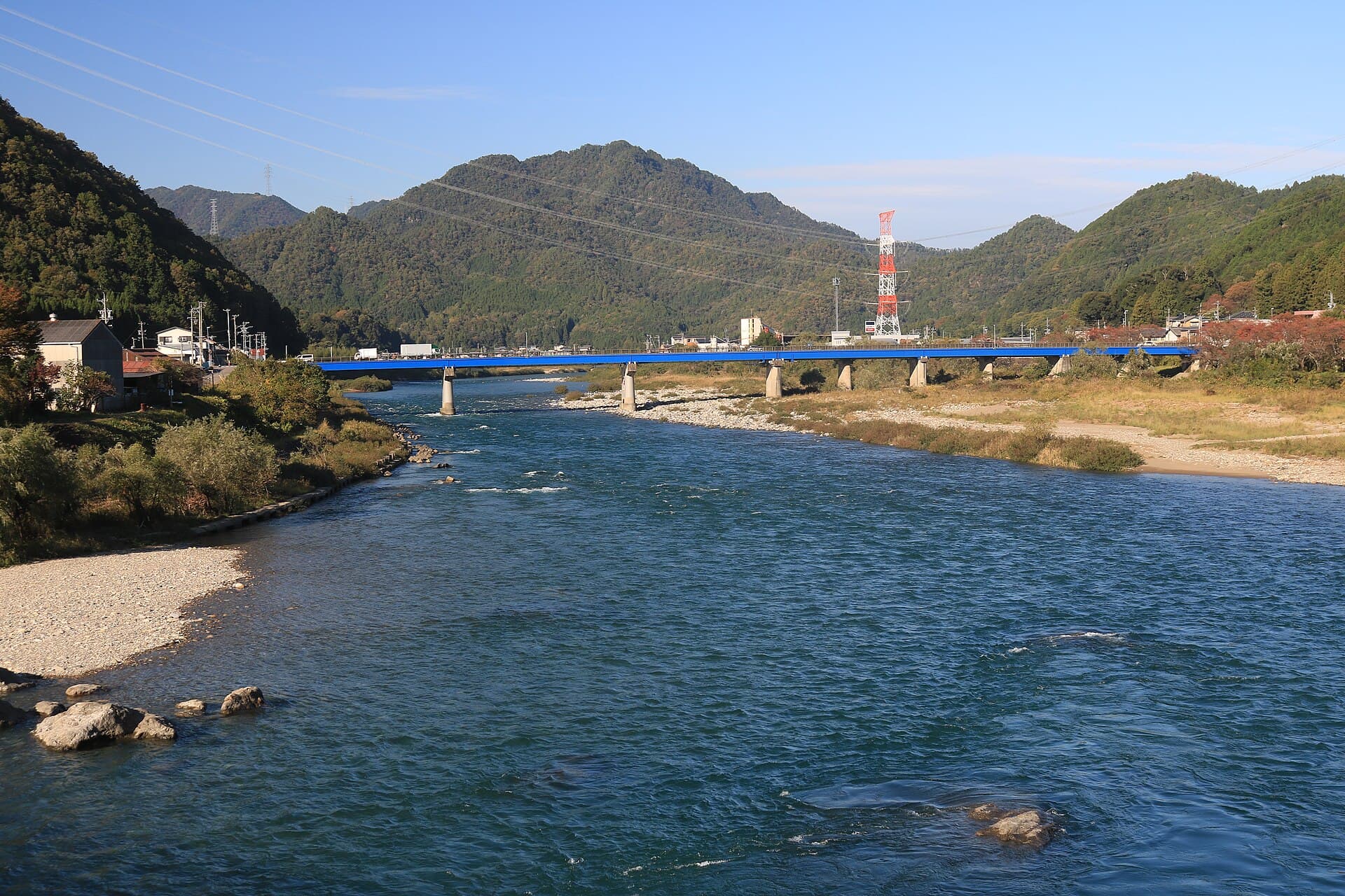 新美浓桥：新美浓桥：Wikimedia Commons 文件「Shinmino Bridge s2.jpg」中的桥梁实景。