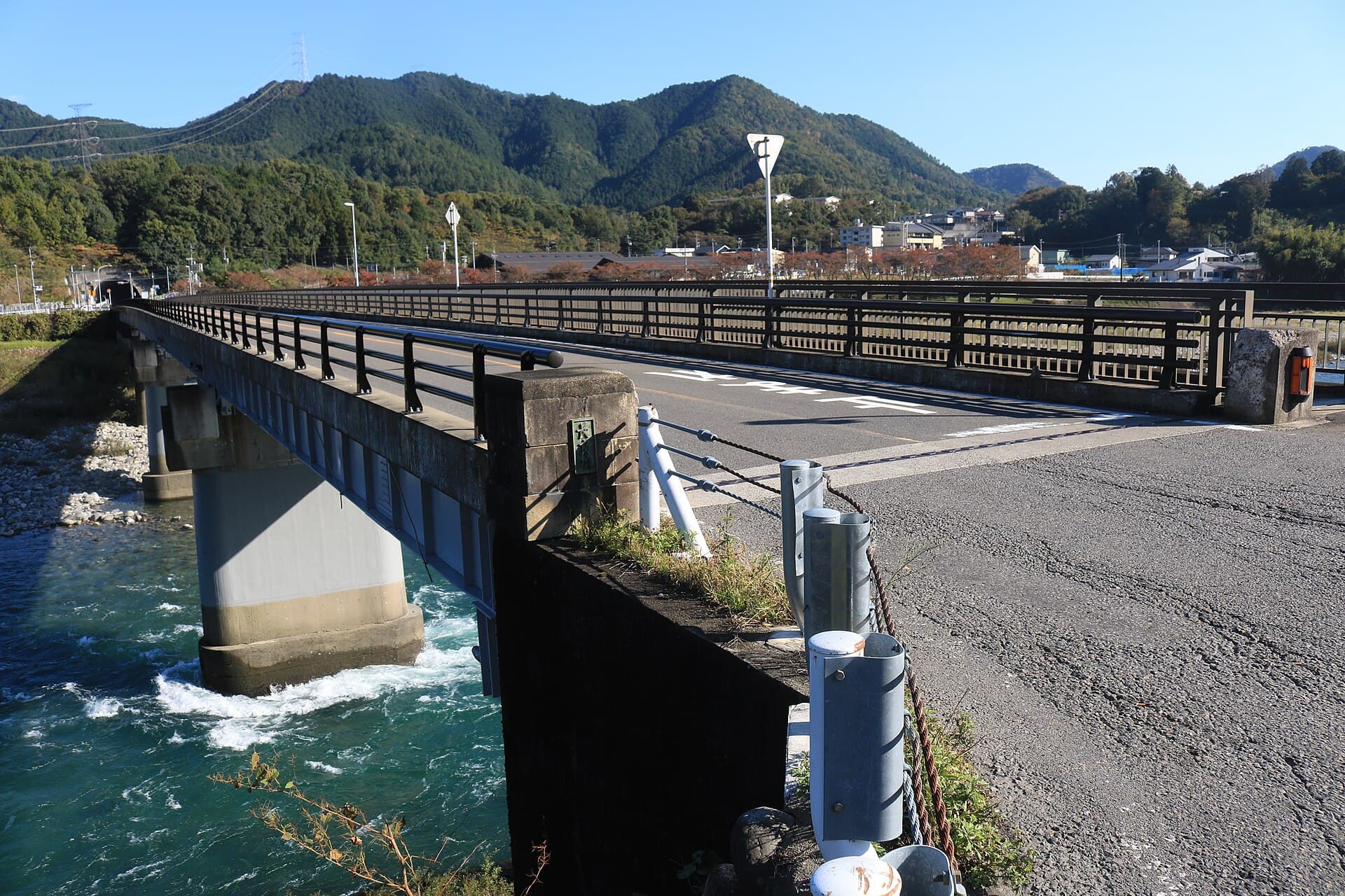 新美浓桥：新美浓桥：Wikimedia Commons 文件「Shinmino Bridge s3.jpg」中的桥梁实景。
