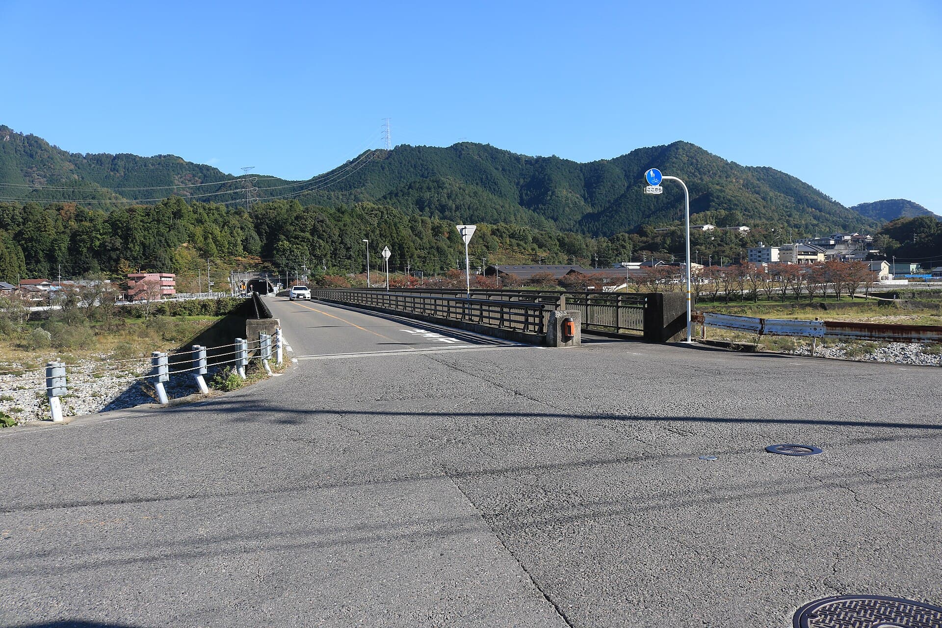 新美浓桥：新美浓桥：Wikimedia Commons 文件「Shinmino Bridge s4.jpg」中的桥梁实景。