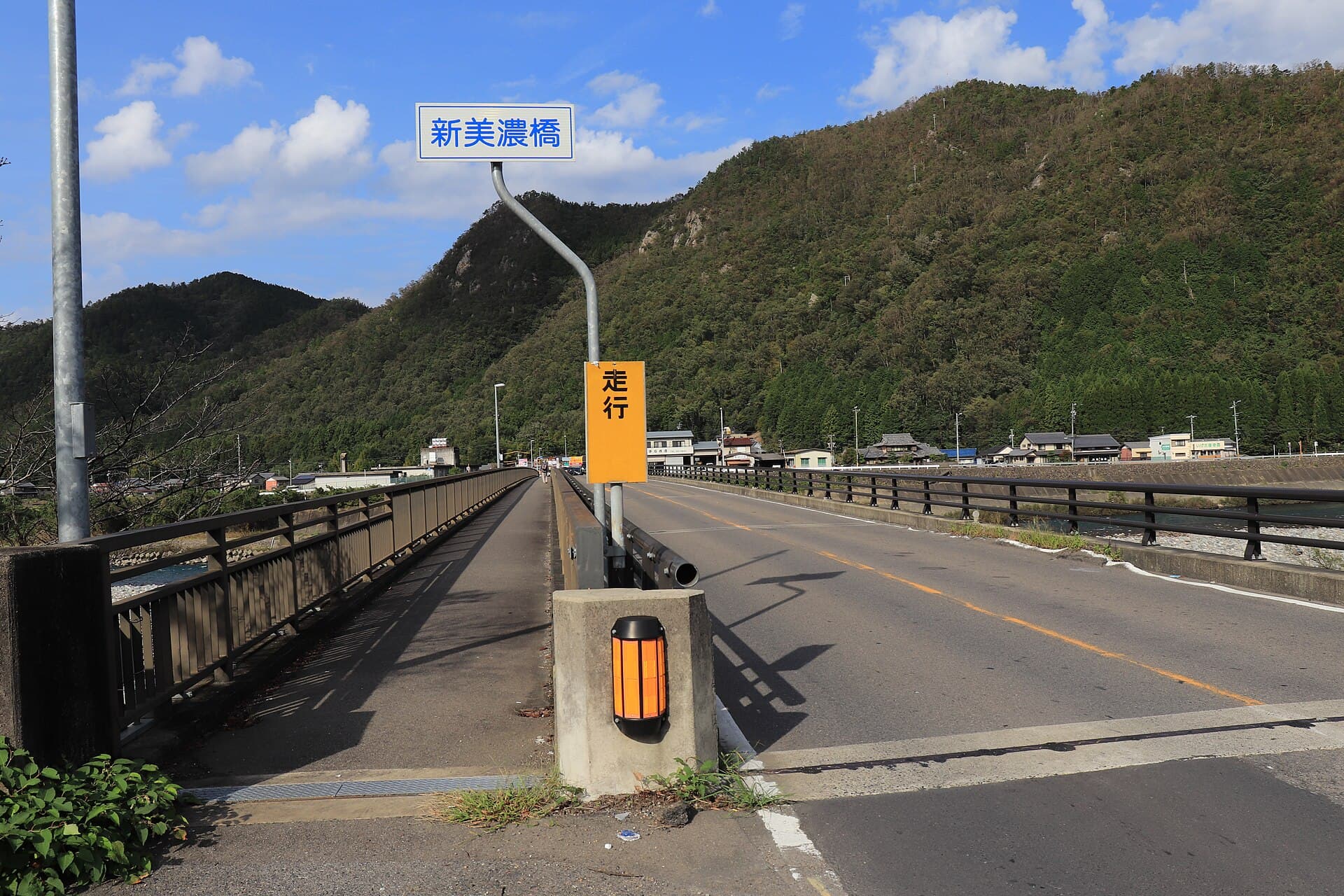 新美浓桥：新美浓桥：Wikimedia Commons 文件「Shinmino Bridge s5.jpg」中的桥梁实景。