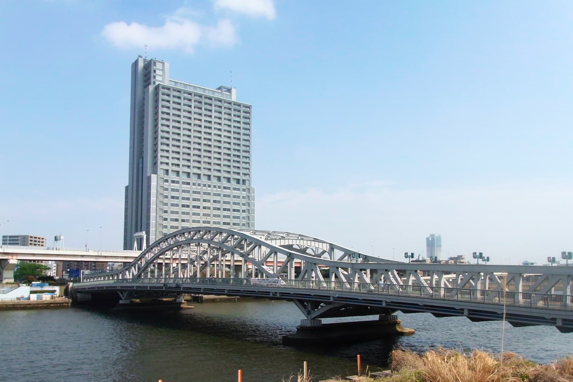 白鬚桥：白鬚桥：Wikimedia Commons 文件「Shirahige-bashi bridge 白髭橋 (3476879076).jpg」中的桥梁实景。