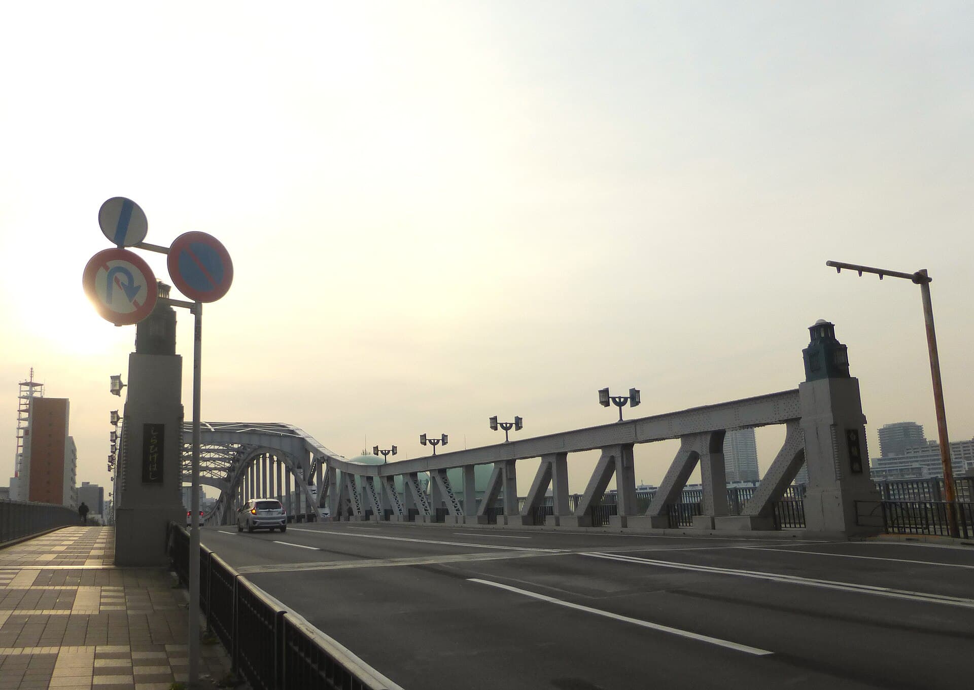 白鬚桥：白鬚桥：Wikimedia Commons 文件「Shirahigebashi-sundown-april28-2015.jpg」中的桥梁实景。