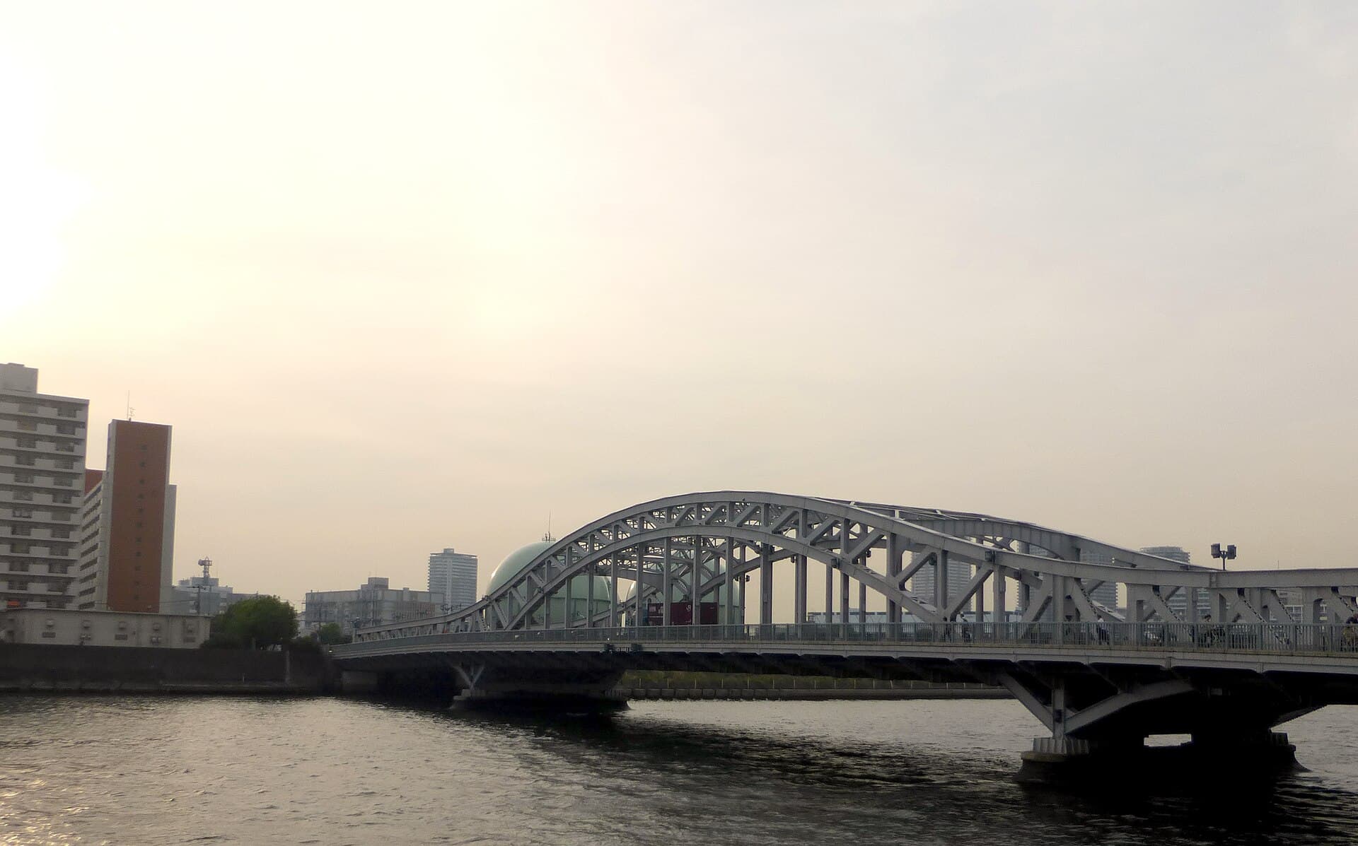 白鬚桥：白鬚桥：Wikimedia Commons 文件「Shirahigebashi-sundown-side-april28-2015.jpg」中的桥梁实景。