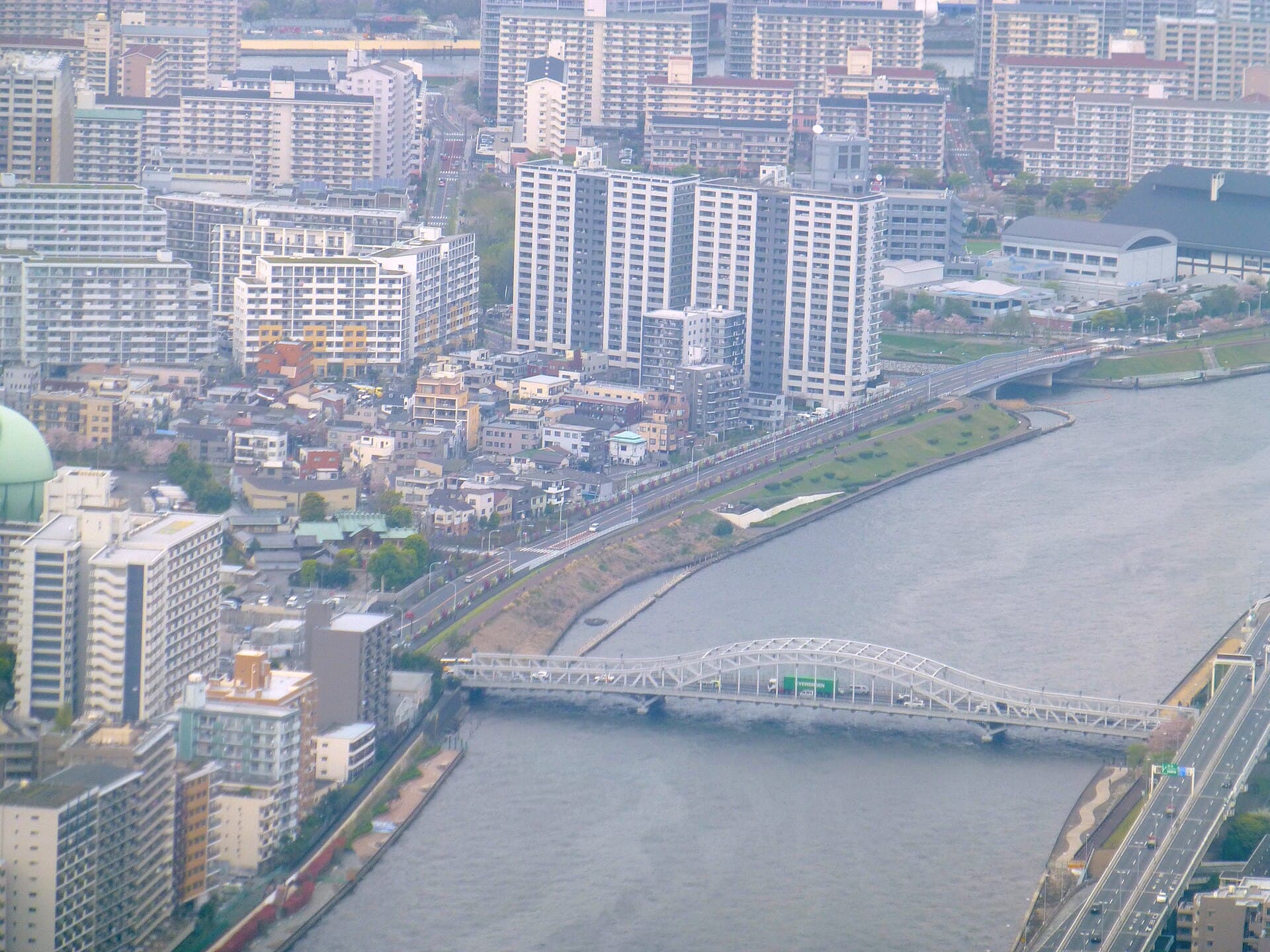 白鬚桥：白鬚桥：Wikimedia Commons 文件「Shirahigebashi-fromskytree-2016 4 9.jpg」中的桥梁实景。