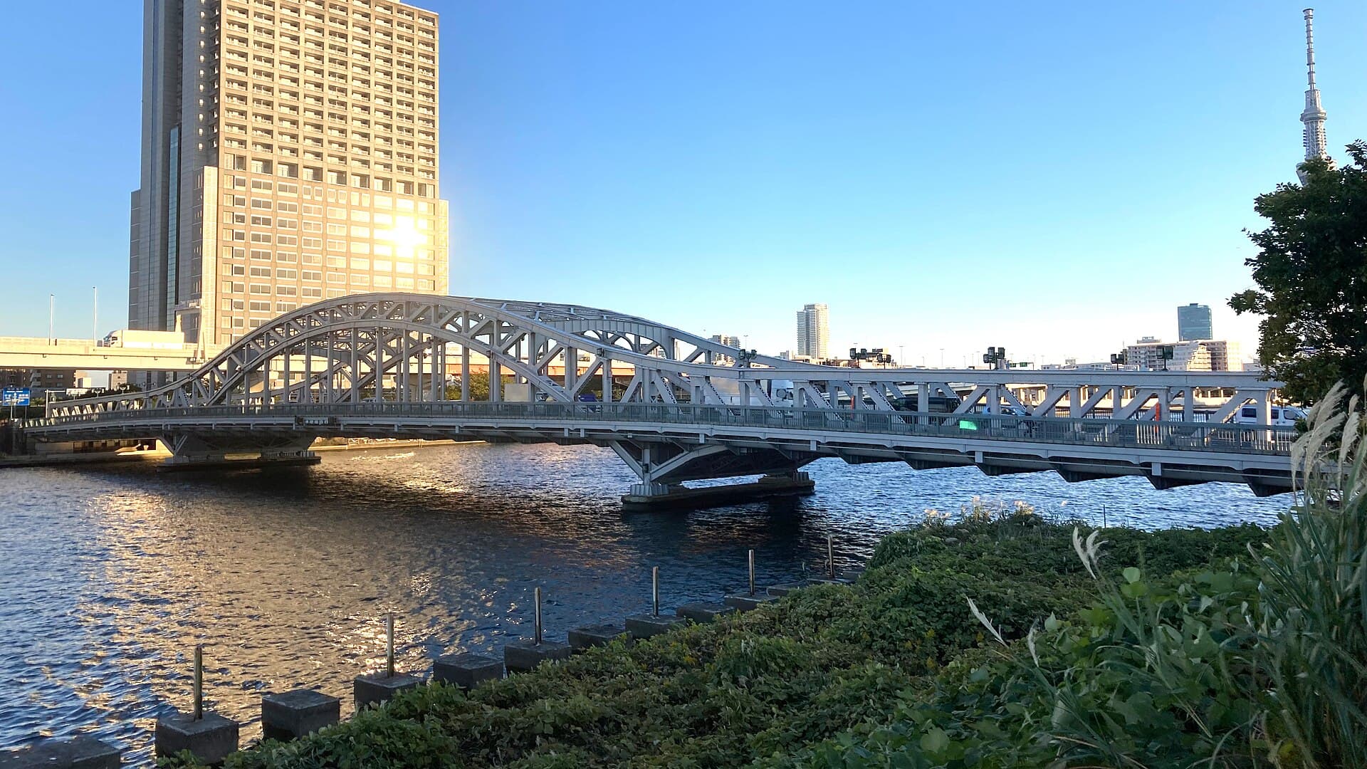 白鬚桥：白鬚桥：Wikimedia Commons 文件「Shirahige bridge Arakawa city Tokyo Japan 20211029 160103.jpg」中的桥梁实景。