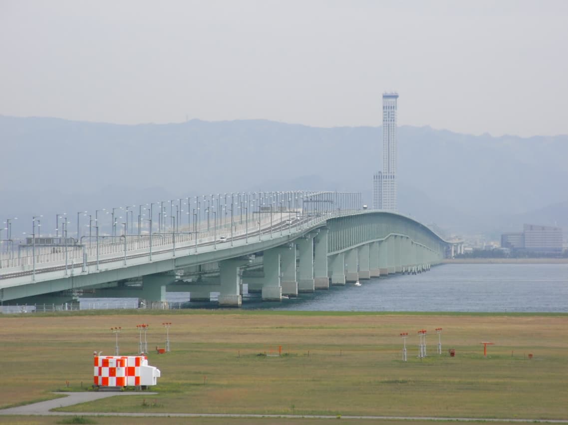 关西国际机场联络桥：关西国际机场联络桥：Wikimedia Commons 文件「関西空港連絡橋 (484494935).jpg」中的桥梁实景。