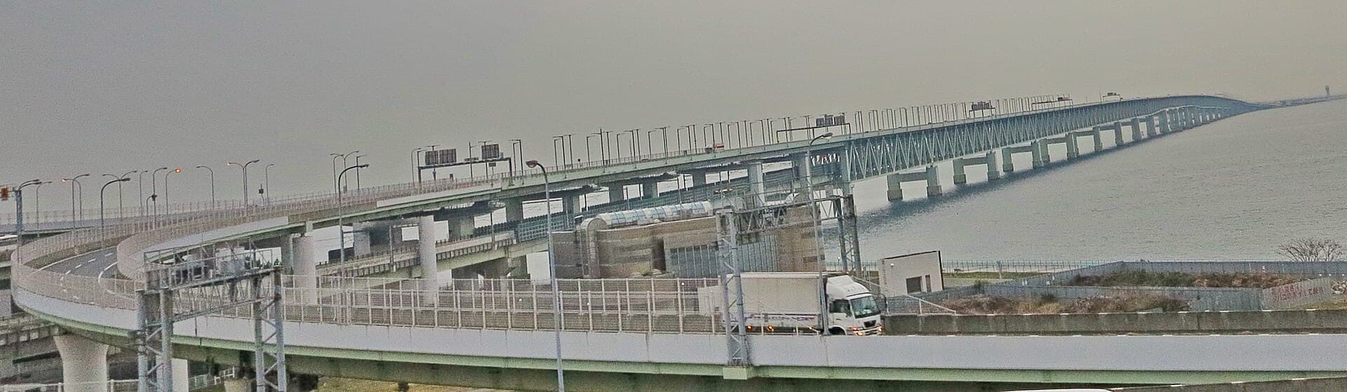 关西国际机场联络桥：关西国际机场联络桥：Wikimedia Commons 文件「日本 关西国际机场 大桥 - panoramio.jpg」中的桥梁实景。