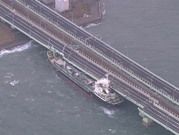 关西国际机场联络桥：关西国际机场联络桥：Wikimedia Commons 文件「Damage by 2018 Typhoon Jebi in Kansai International Airport (2).jpg」中的桥梁受灾实景。