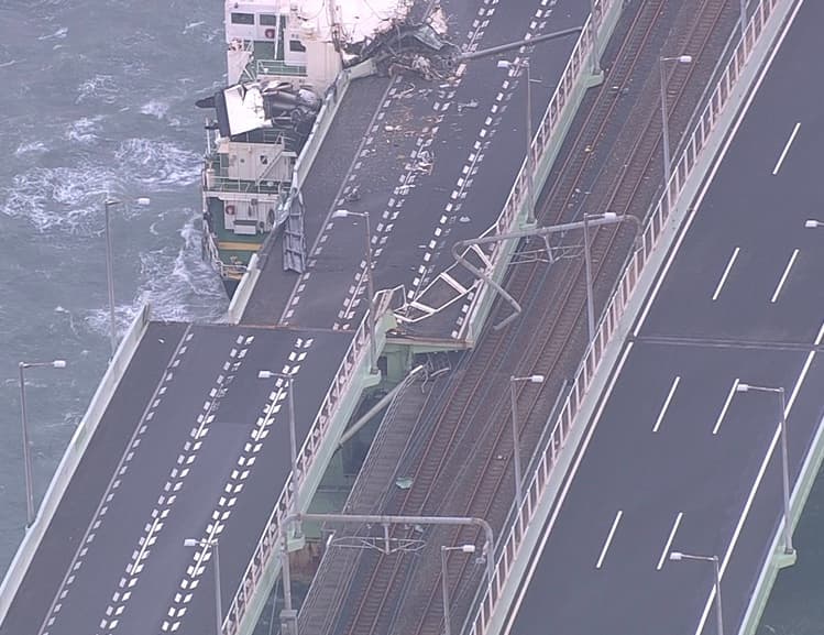 关西国际机场联络桥：关西国际机场联络桥：Wikimedia Commons 文件「Damage by 2018 Typhoon Jebi in Kansai International Airport (3).jpg」中的桥梁受灾实景。
