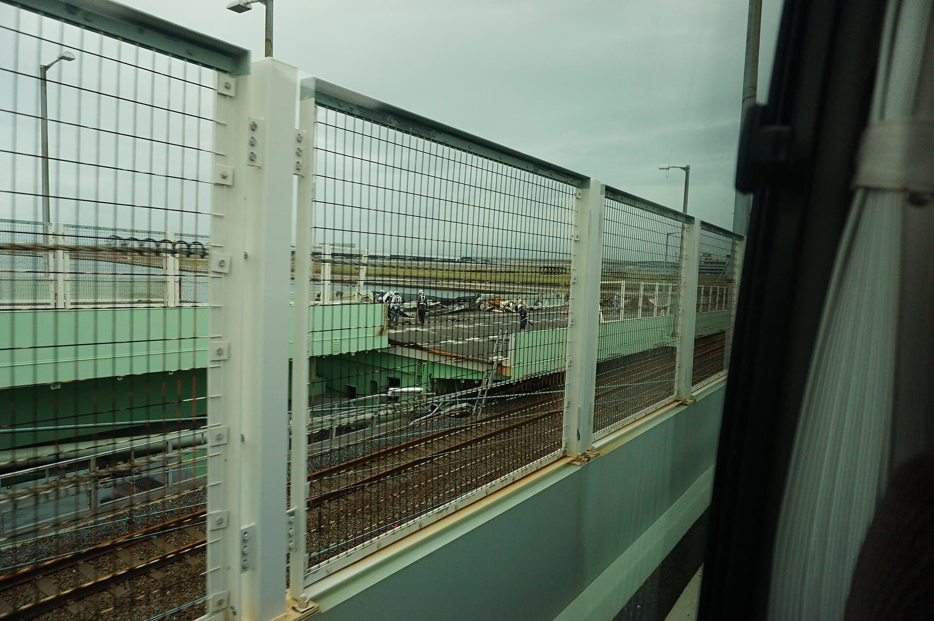 关西国际机场联络桥：关西国际机场联络桥：Wikimedia Commons 文件「Kanku-renraku-bridge-sonsyo.jpg」中的桥梁实景。