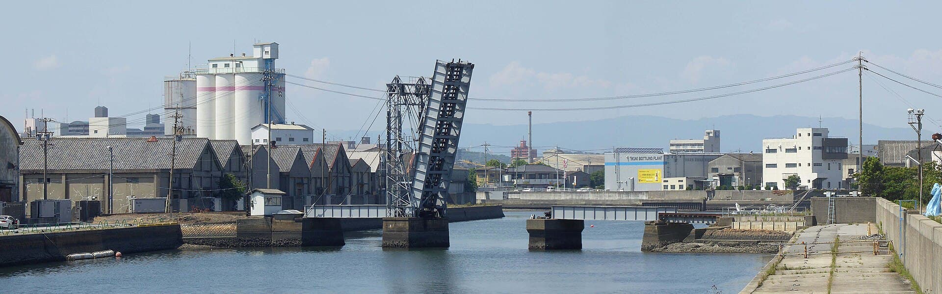 末广桥梁：末广桥梁：Wikimedia Commons 文件「Suehiro bridge , 末広橋梁 - panoramio (1).jpg」中的桥梁实景。