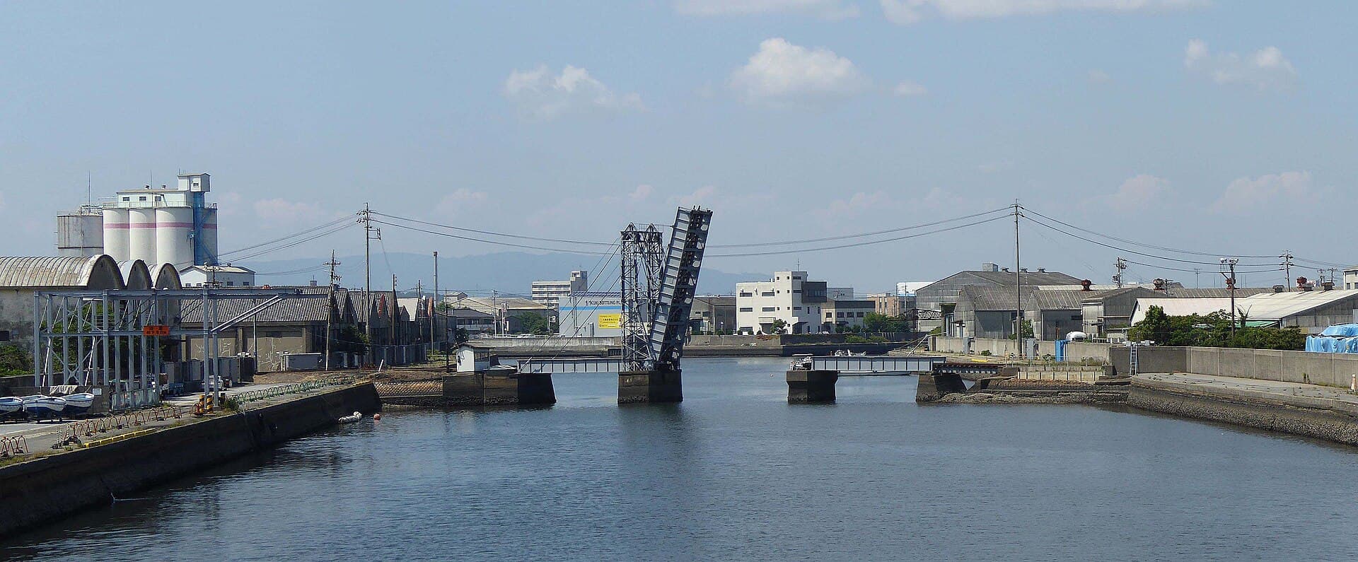 末广桥梁：末广桥梁：Wikimedia Commons 文件「Suehiro bridge , 末広橋梁 - panoramio (2).jpg」中的桥梁实景。