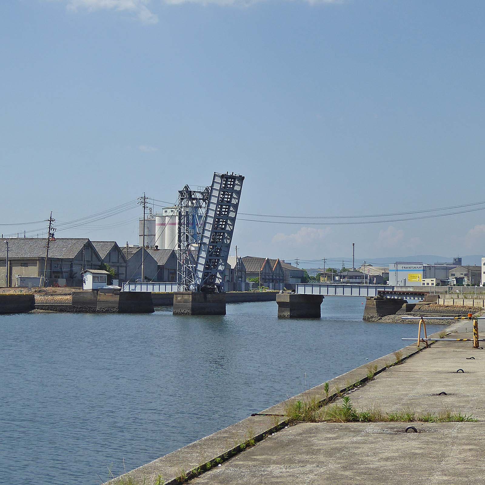 末广桥梁：末广桥梁：Wikimedia Commons 文件「Suehiro bridge , 末広橋梁 - panoramio (3).jpg」中的桥梁实景。