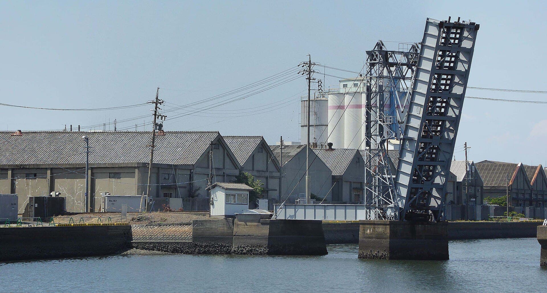 末广桥梁：末广桥梁：Wikimedia Commons 文件「Suehiro bridge , 末広橋梁 - panoramio (4).jpg」中的桥梁实景。