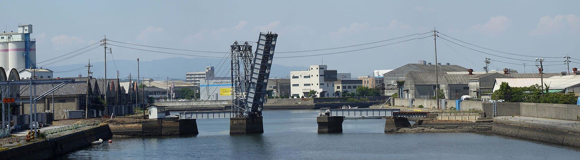 末广桥梁：末广桥梁：Wikimedia Commons 文件「Suehiro bridge , 末広橋梁 - panoramio (5).jpg」中的桥梁实景。