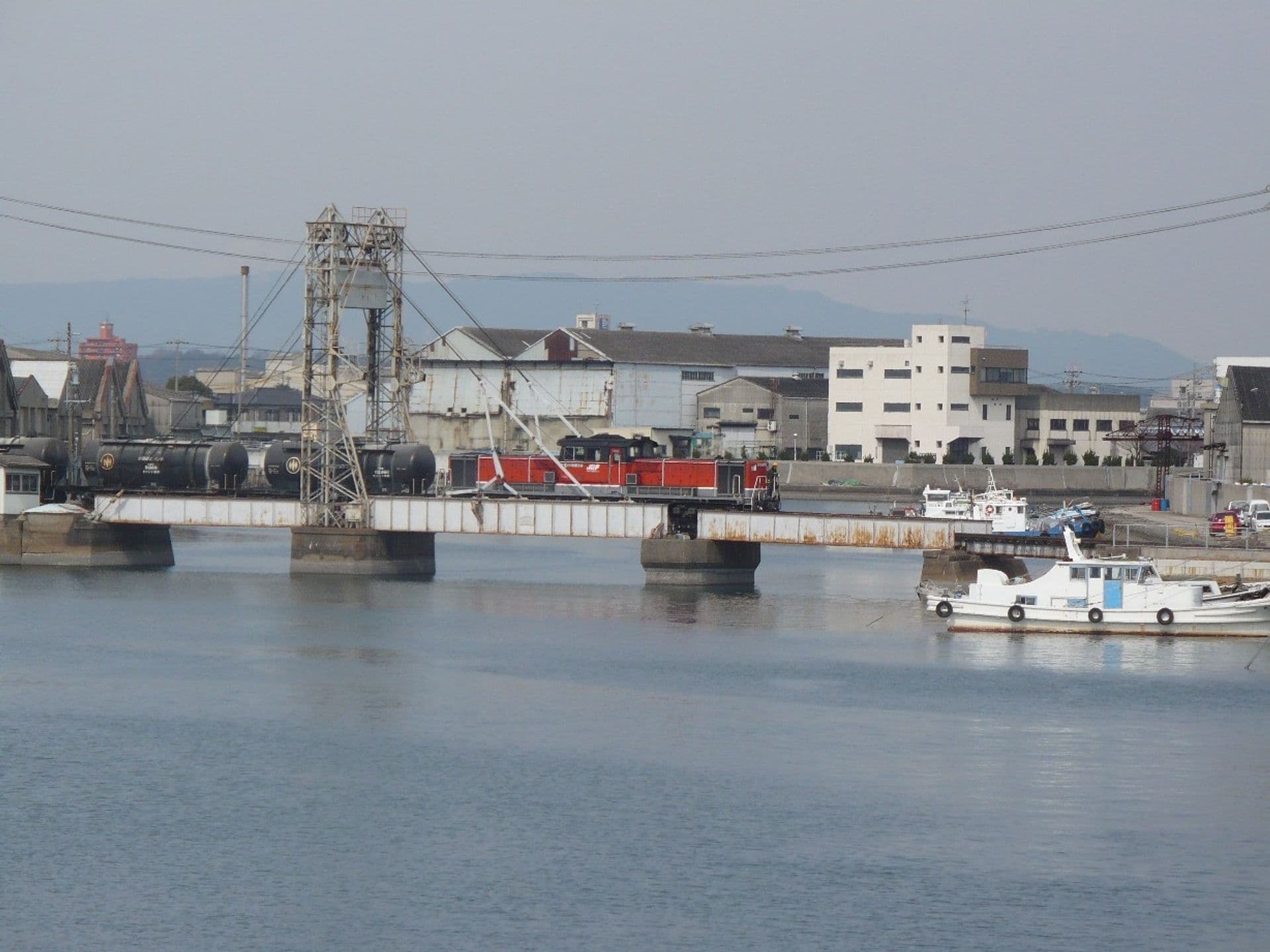 末广桥梁：末广桥梁：Wikimedia Commons 文件「Suehiro bridge DD51.jpg」中的桥梁实景。