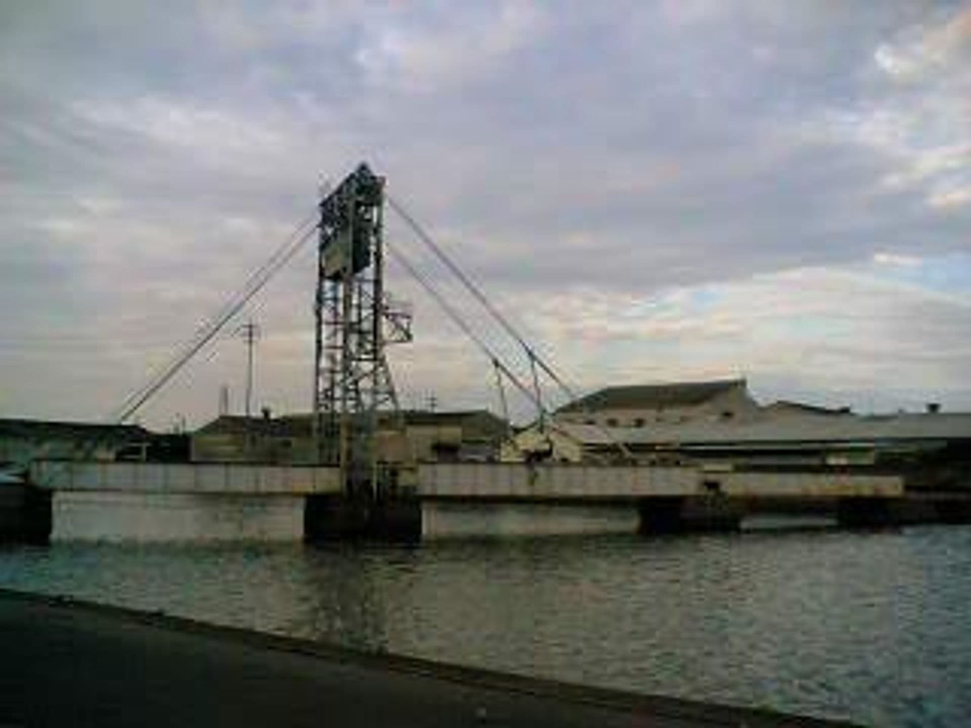 末广桥梁：末广桥梁：Wikimedia Commons 文件「Suehiro-bridge.jpg」中的桥梁实景。