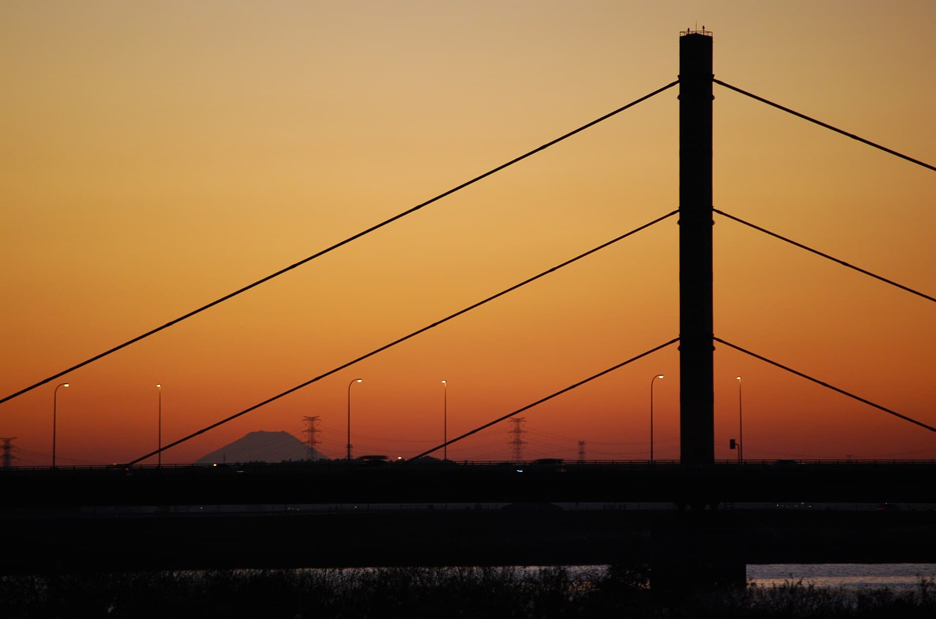 水乡大桥：水乡大桥：Wikimedia Commons 文件「Suigo Bridge and Mt. Fuji,katori-city,Japan.JPG」中的桥梁实景。