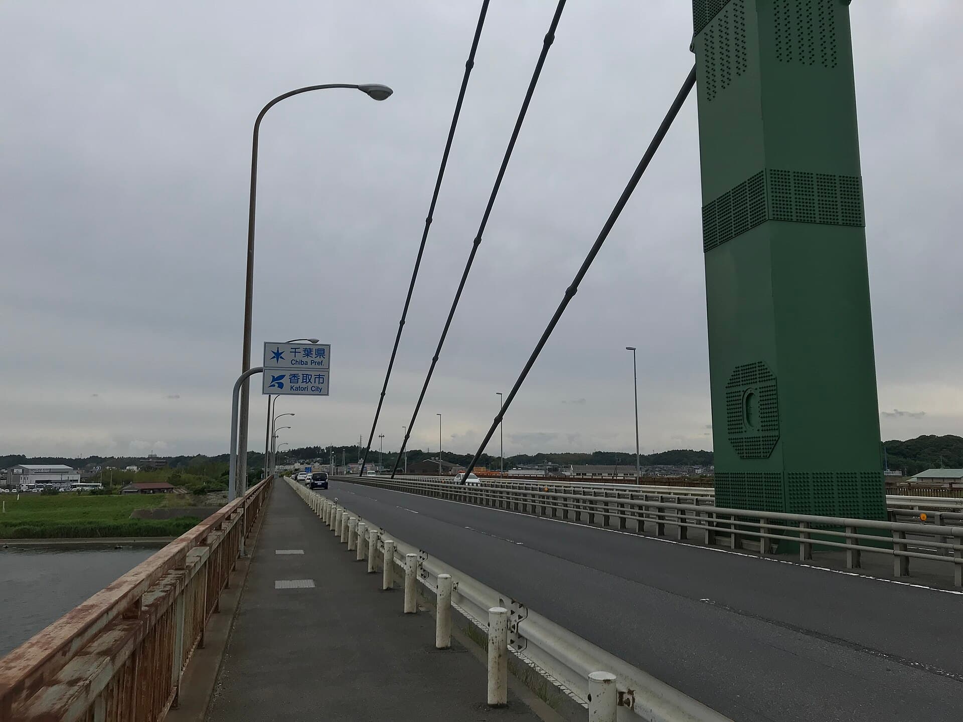 水乡大桥：水乡大桥：Wikimedia Commons 文件「国道51号（水郷大橋、2020年6月）.JPG」中的桥梁实景。