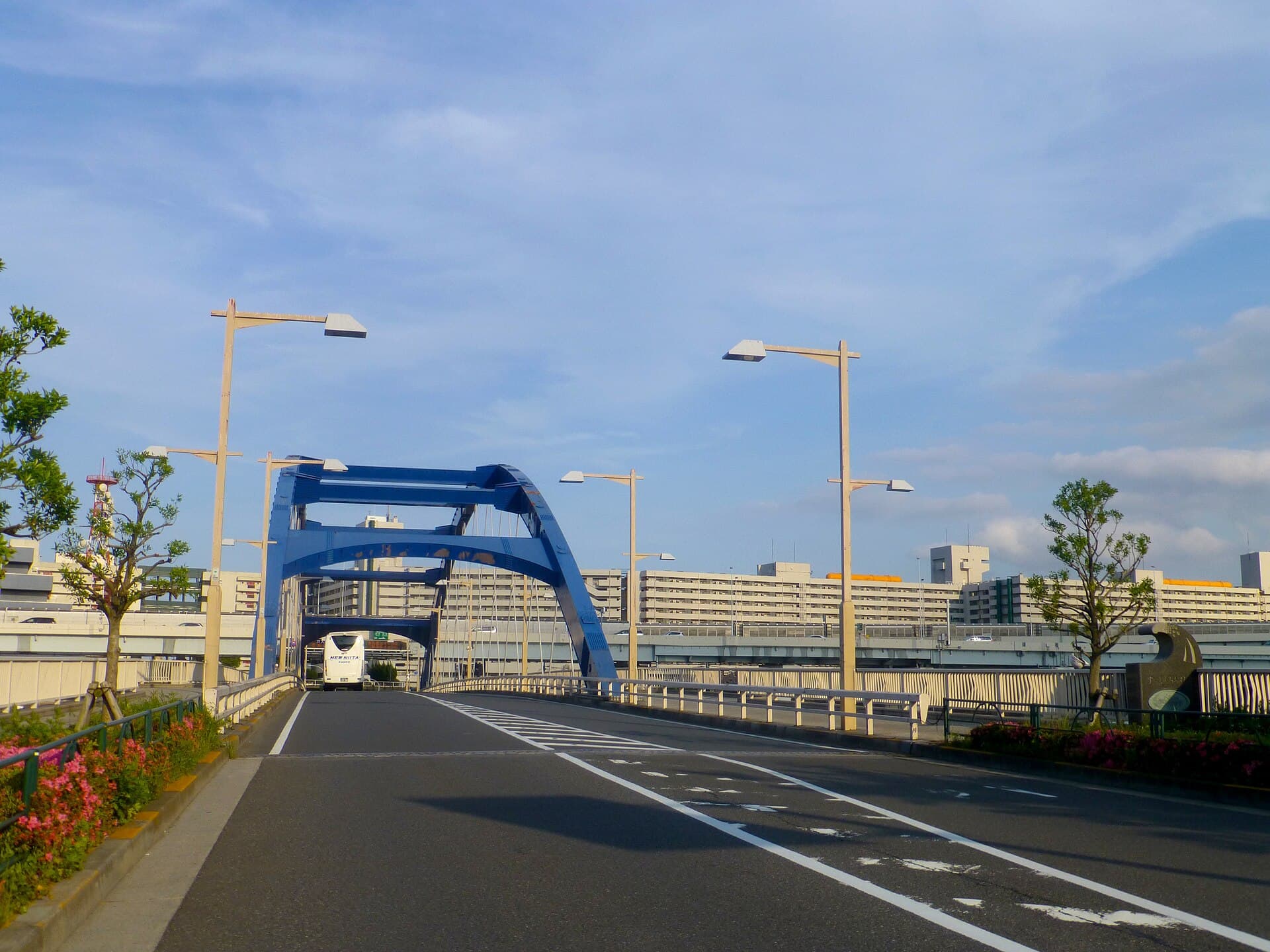 水神大桥：水神大桥：Wikimedia Commons 文件「Suijin Ohashi - on bridge - may 15 2016.jpg」中的桥梁实景。