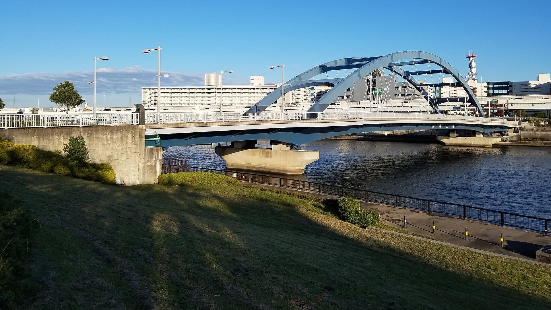 水神大桥：水神大桥：Wikimedia Commons 文件「Suijin ohashi bridge Arakawa city Tokyo Japan 20211029 154623.jpg」中的桥梁实景。