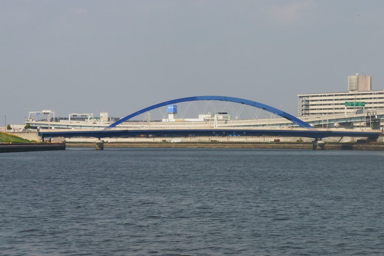 水神大桥：水神大桥：Wikimedia Commons 文件「Suijin-ohashi bridge 水神大橋 (3476878102).jpg」中的桥梁实景。